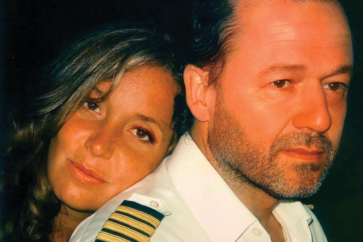 La pareja se conoció trabajando para una aerolínea nacional