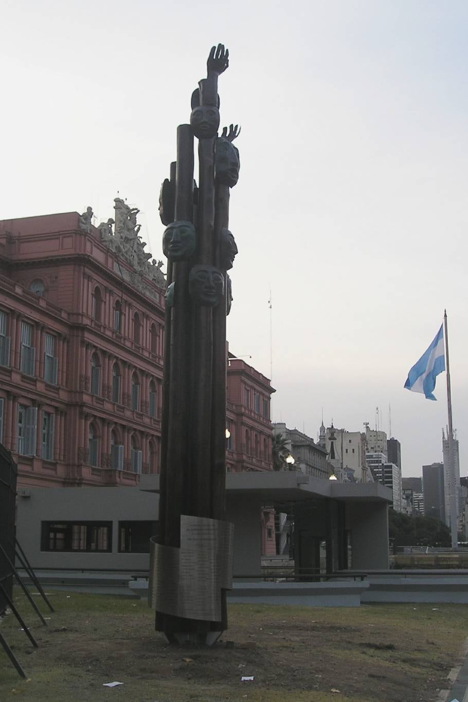 Monumento en homenaje a las víctimas del bombardeo de la Plaza de Mayo del 16 de junio de 1955