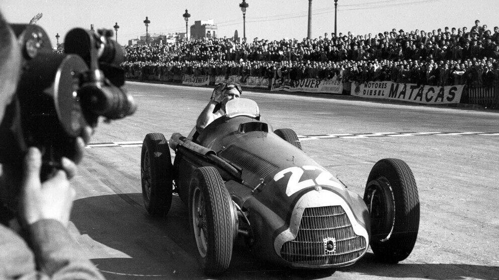 Juan Manuel Fangio, uno de los grandísimos deportistas argentinos de la historia, ganó el primer Olimpia de Oro, en 1954