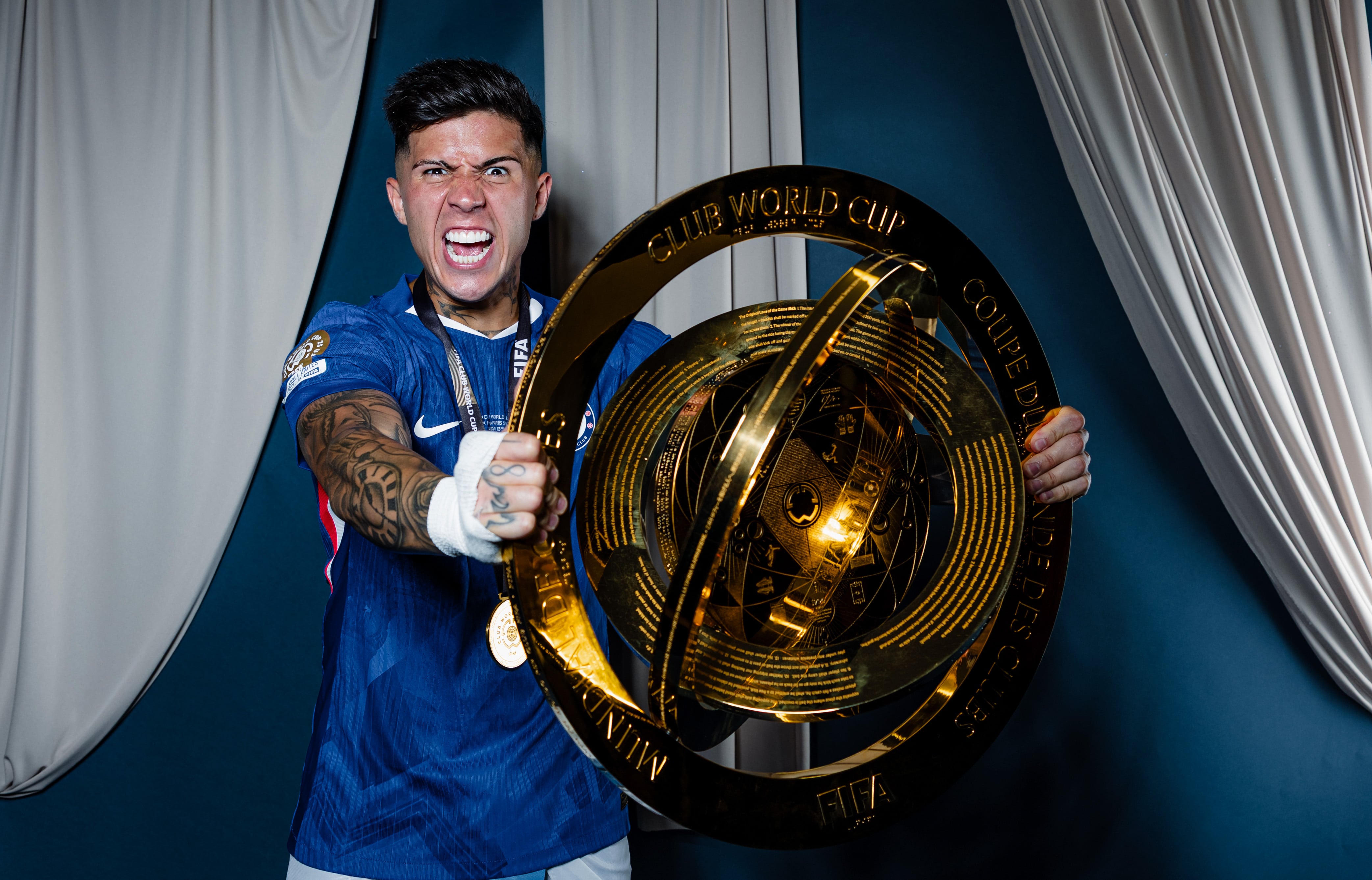 Enzo Fernández, con el trofeo de campeón del Mundial de Clubes