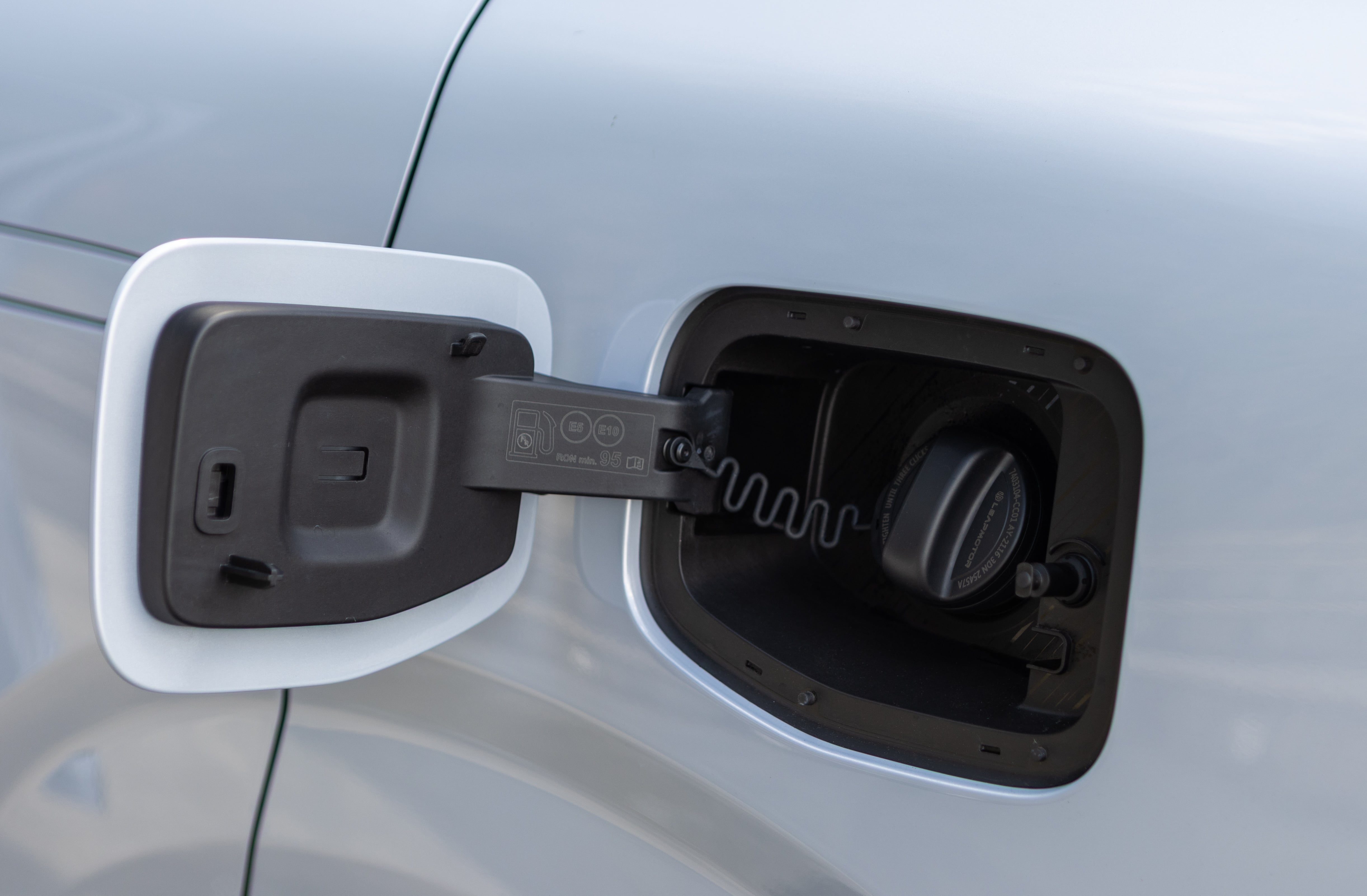 En corriente alterna a 6,6 kW, según la ficha técnica, demora tres horas para pasar del 0% al 80%