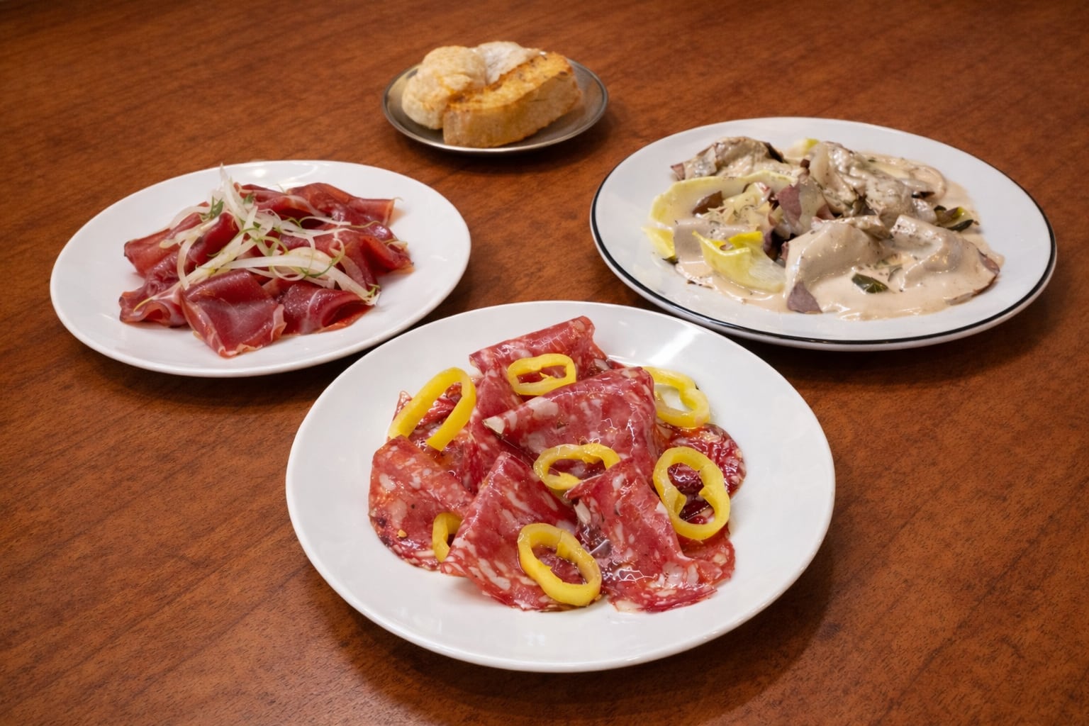 Mix de entradas que incluyen fiambres de gran calidad