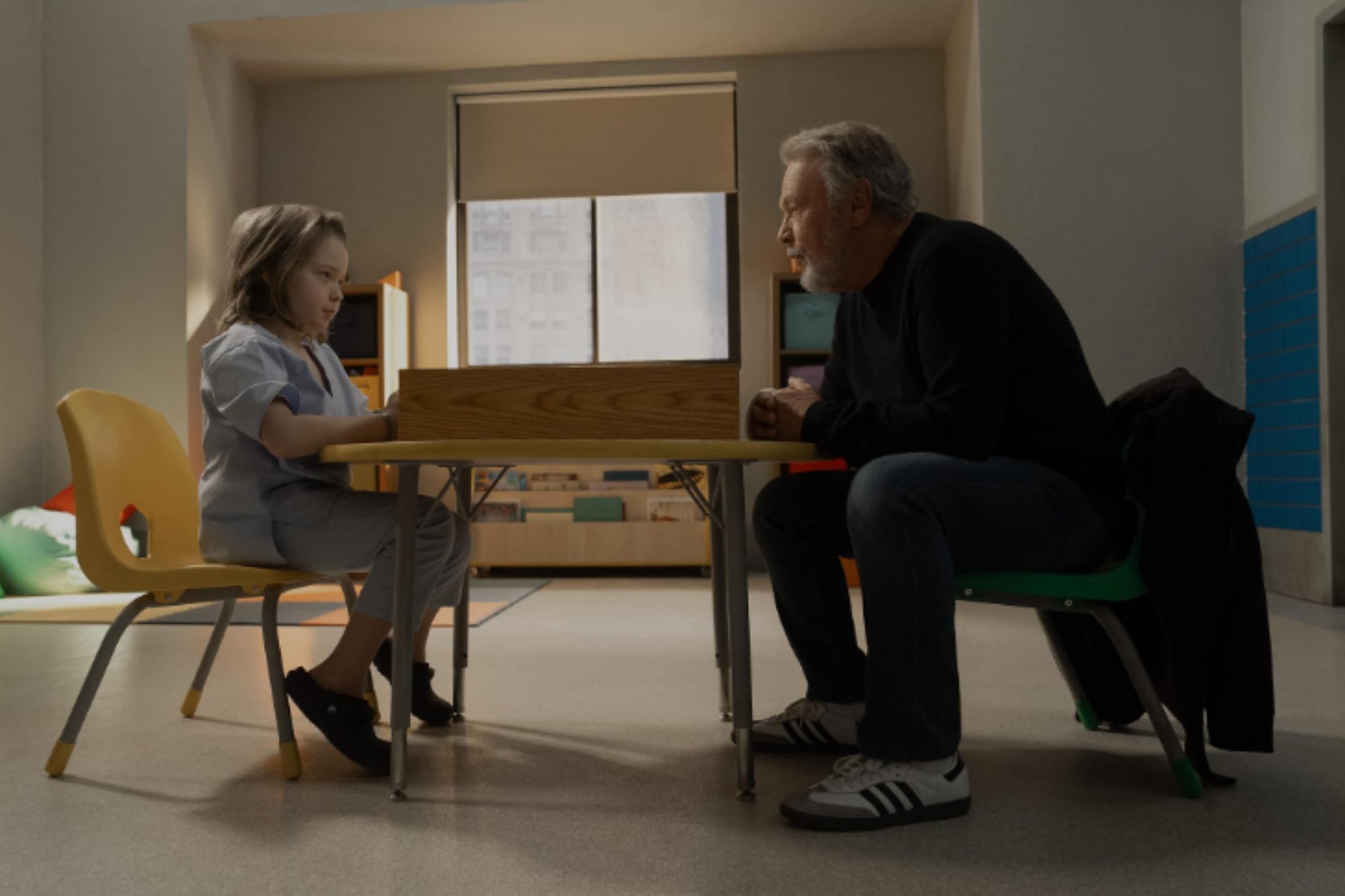 Jacobi Jupe y Billy Crystal en la miniserie Before (Foto: IMDb)