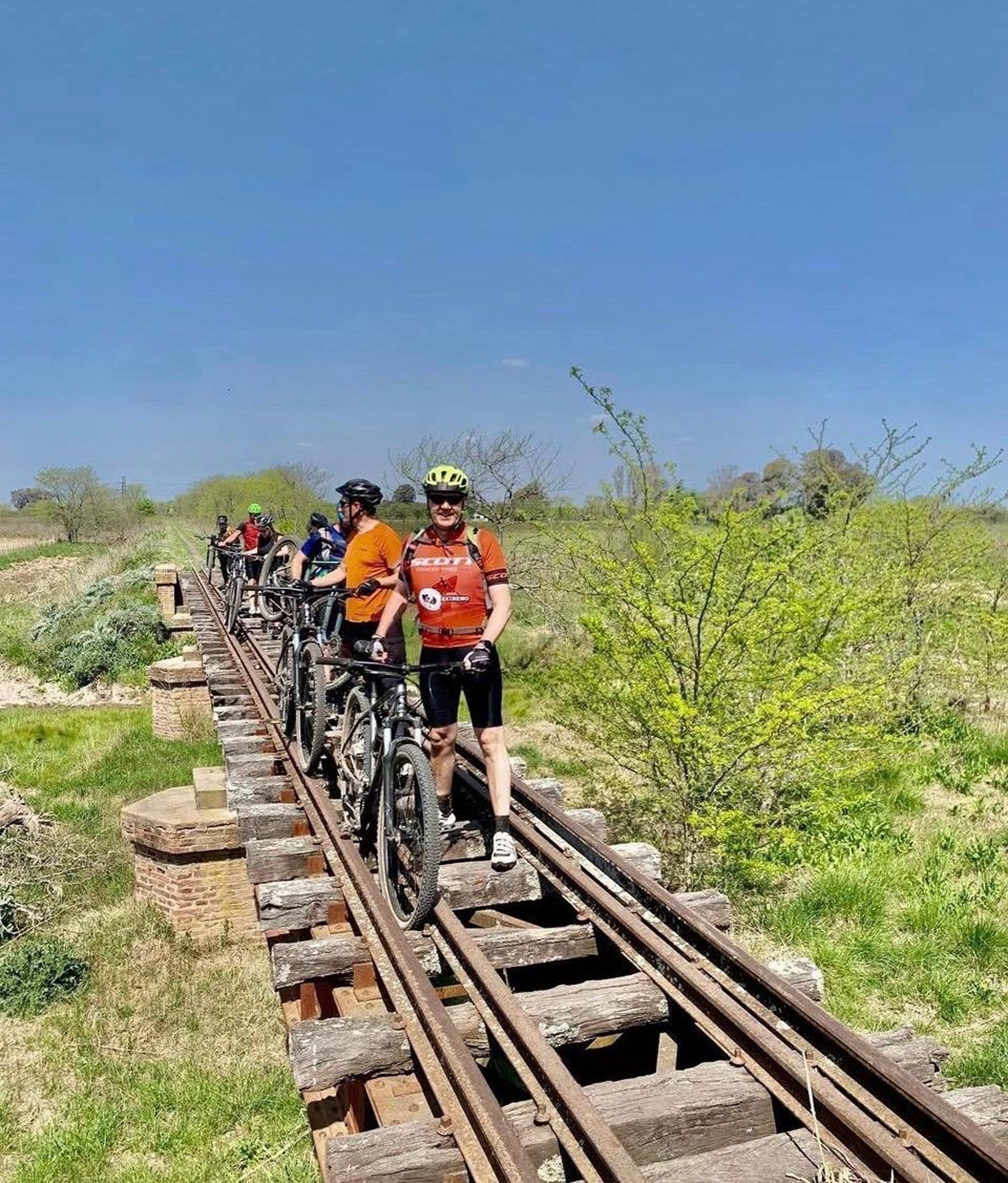 Por un antiguo puente, entre Plomer y Azcuénaga