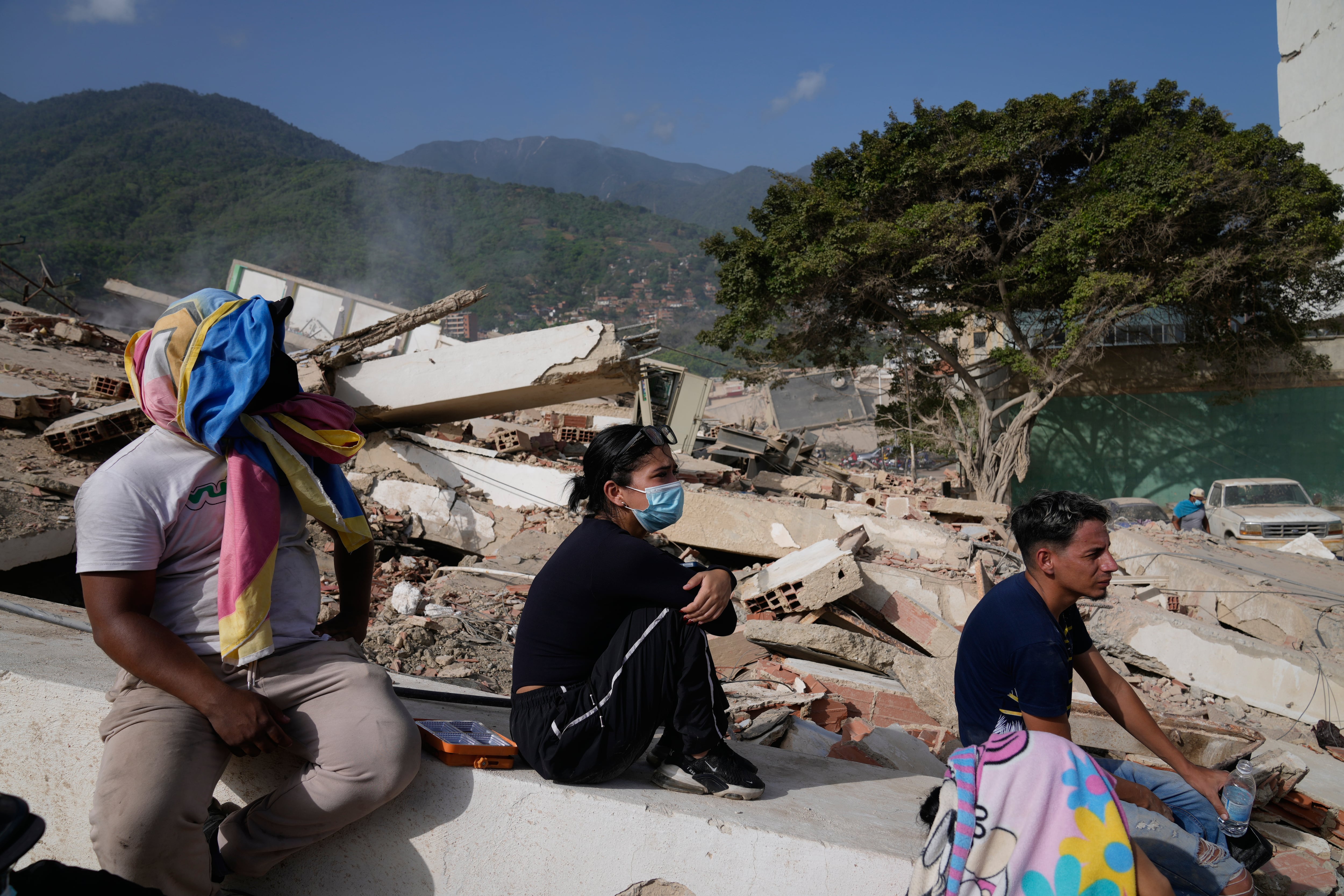 Desolación, saqueos y voluntarios que escarban escombros con las uñas en La Guaira, la zona cero del terremoto