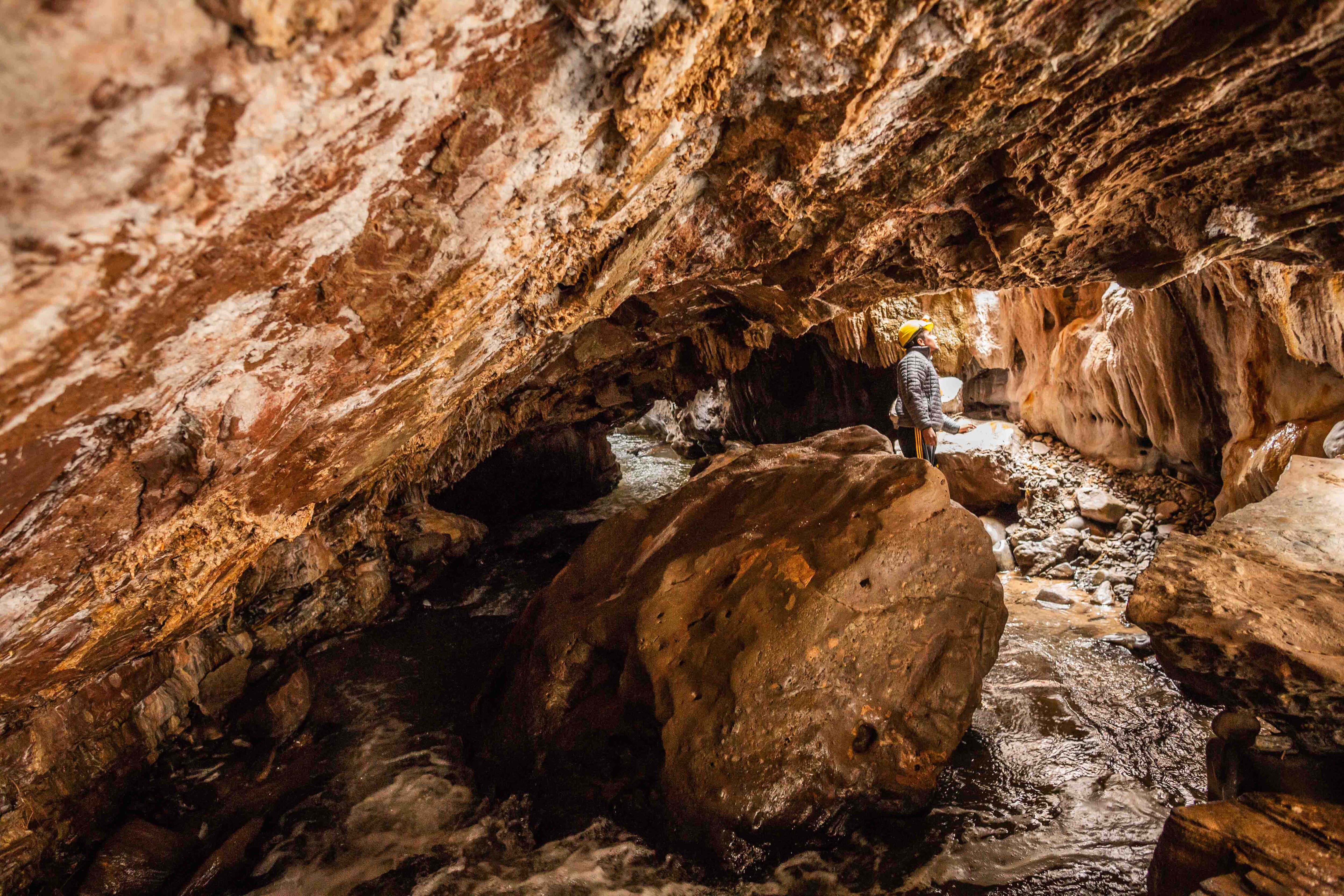 La leyenda dice que fue el mismísimo diablo quien lo construyó, en un pacto con los habitantes locales, dejando atrás esta obra maestra como testimonio de su paso por la tierra.