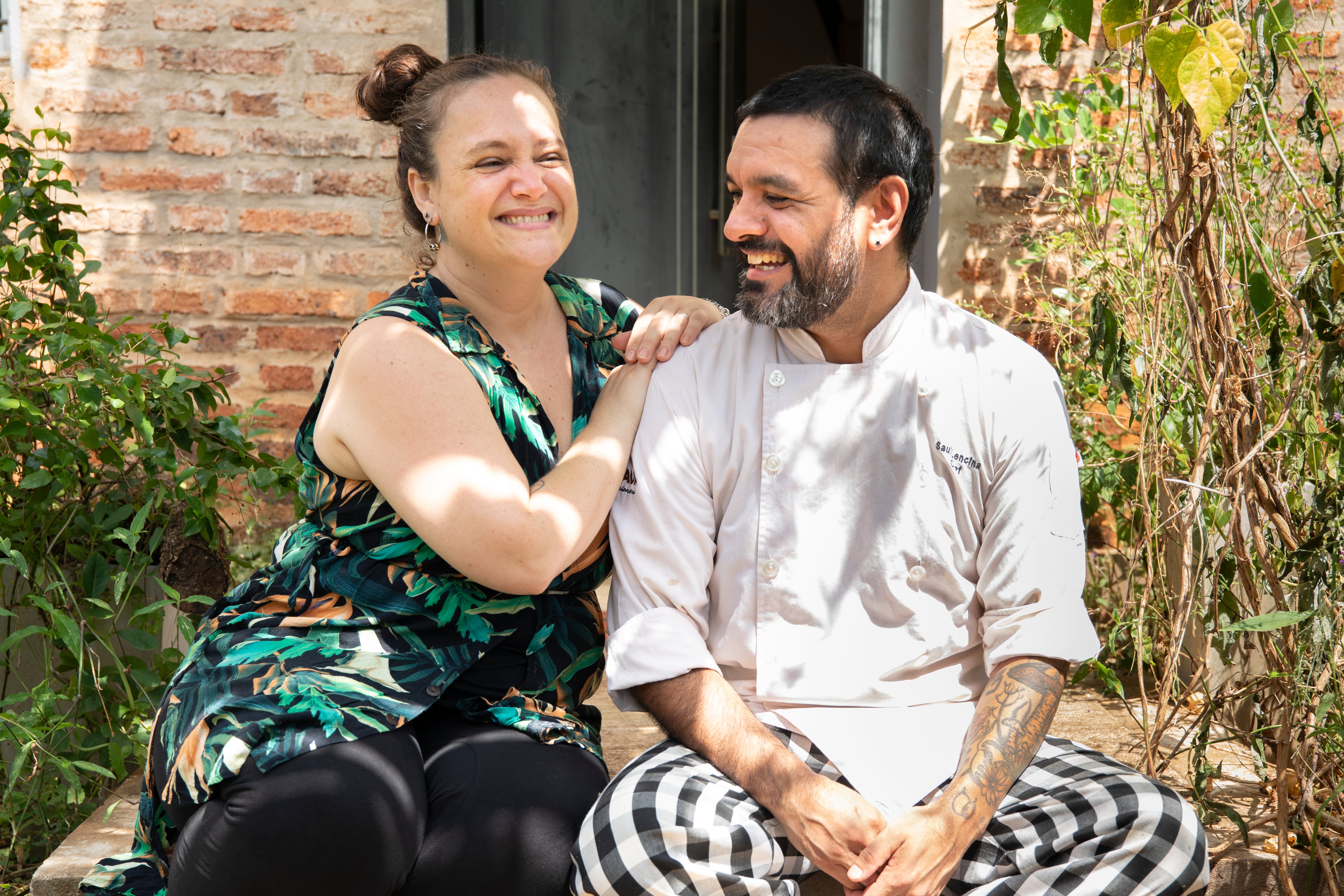 Saúl Roberto Lencina y María de los Ángeles De Muro en la entrada de Poytava, la casa del chef