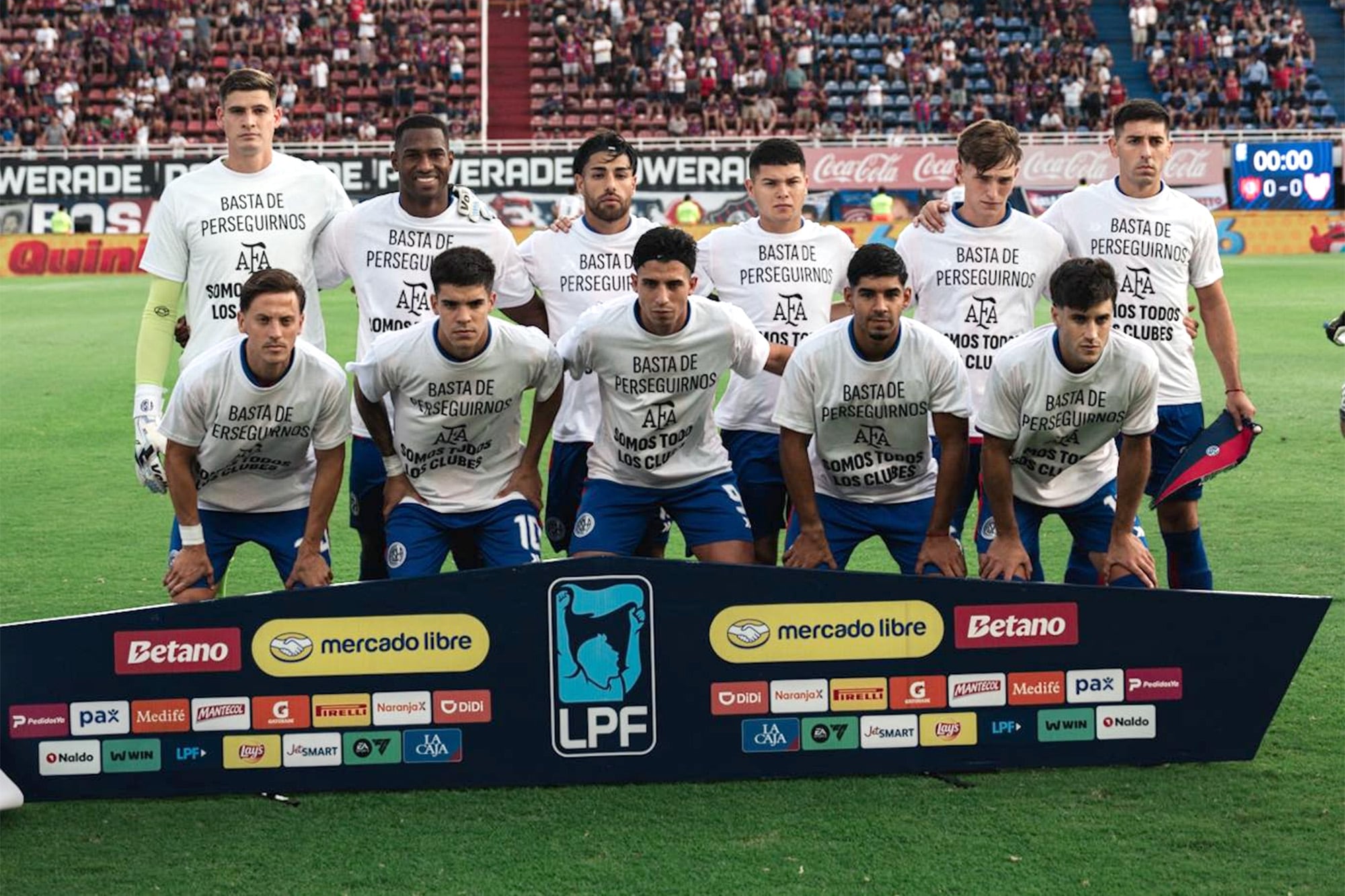 Los jugadores de San Lorenzo e Instituto posaron con remeras en defensa de la AFA antes del partido en el Nuevo Gasómetro