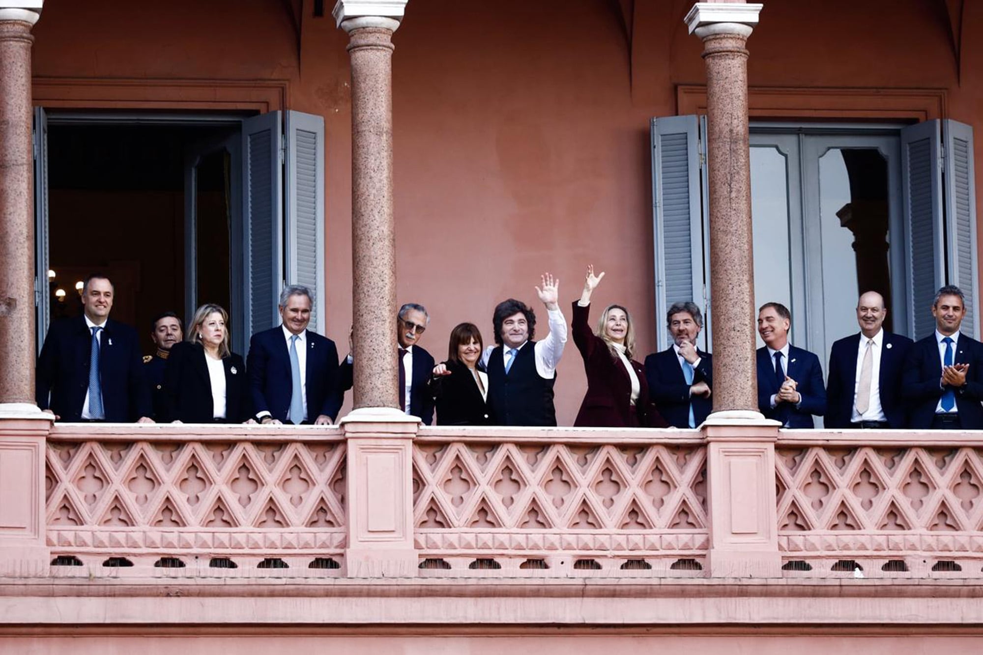 Milei y su gabinete, en el balcón de la Casa Rosada tras el tedeum