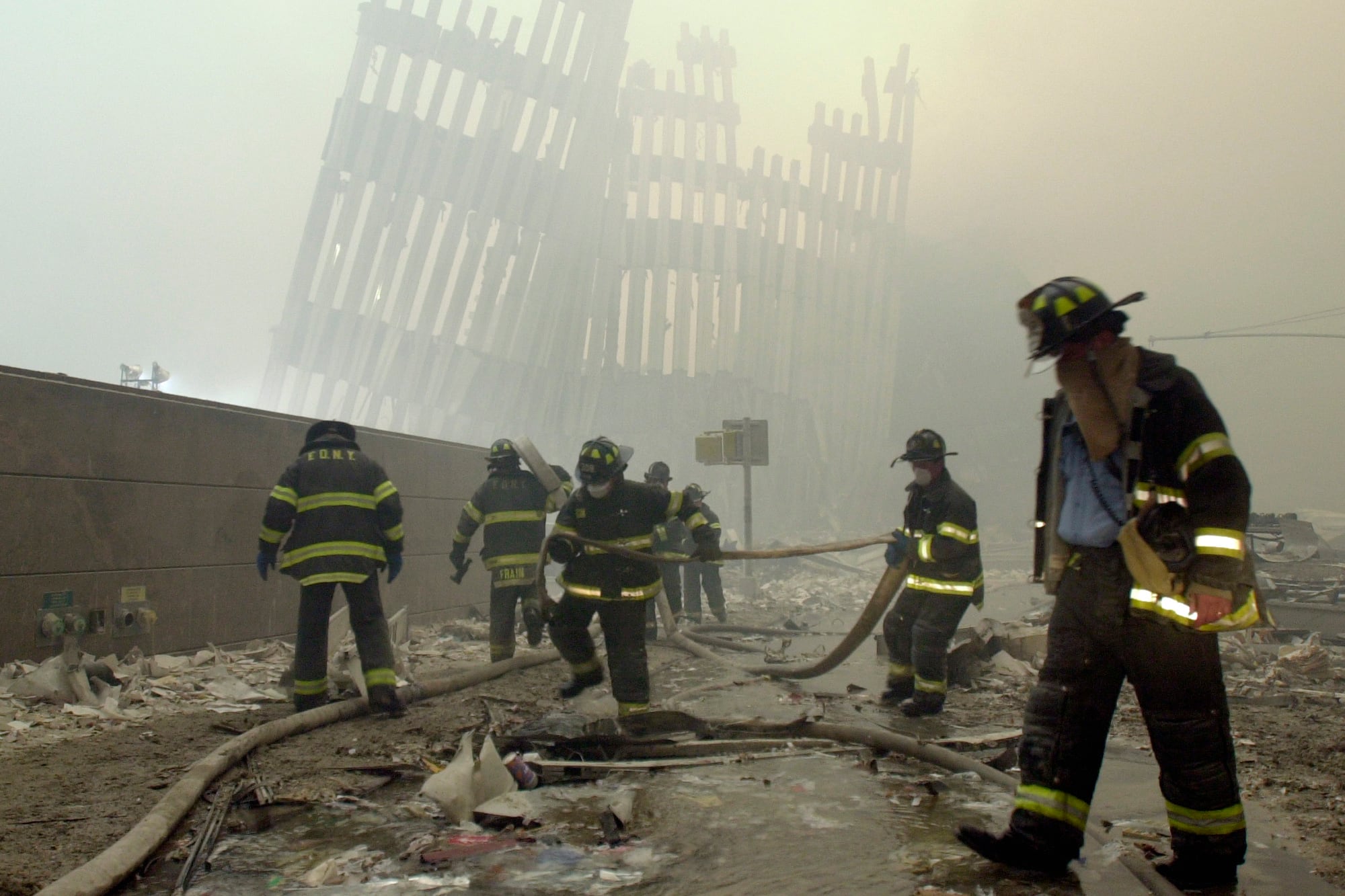En esta foto del 11 de septiembre de 2001, los bomberos trabajan bajo los parteluces destruidos
