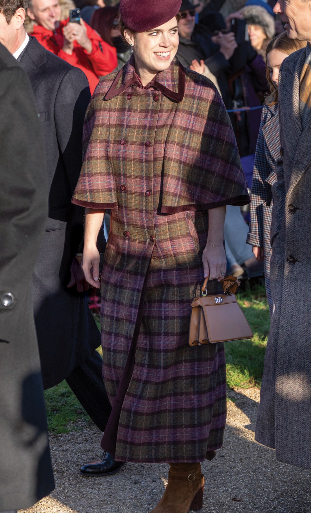 La princesa Eugenia eligió un abrigo capa a cuadros de la marca española Byan, al que le sumó Fotos: un sombrero bordó