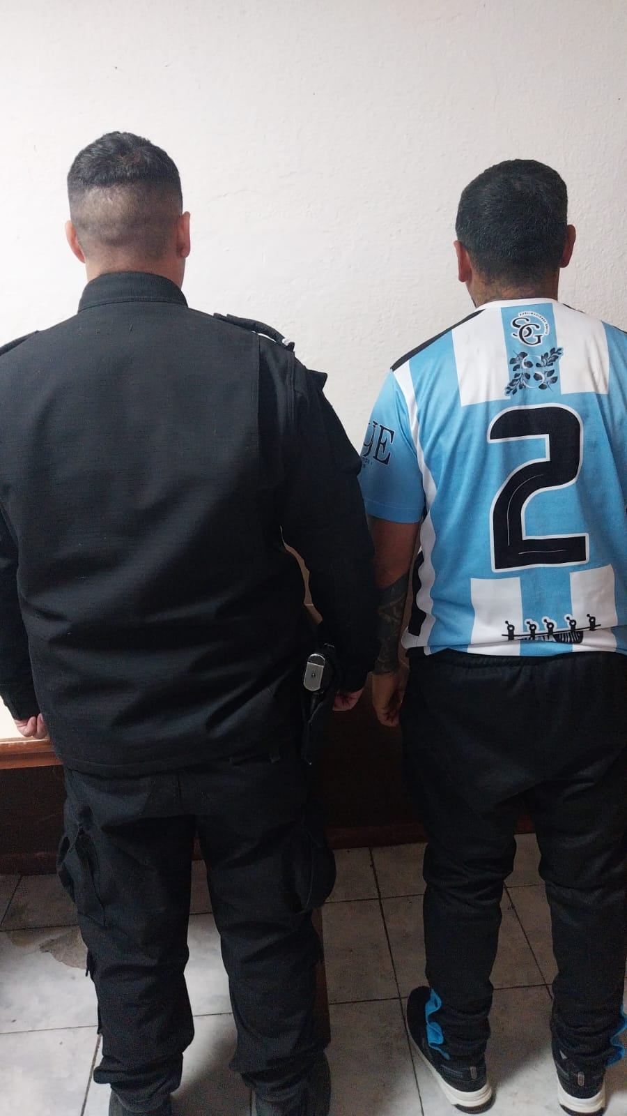 Detuvieron a un jugador de fútbol en Santa Fe por golpear al árbitro luego de ser expulsado 6 Le pegó al árbitro porque lo expulsó de un partido: fue detenido.