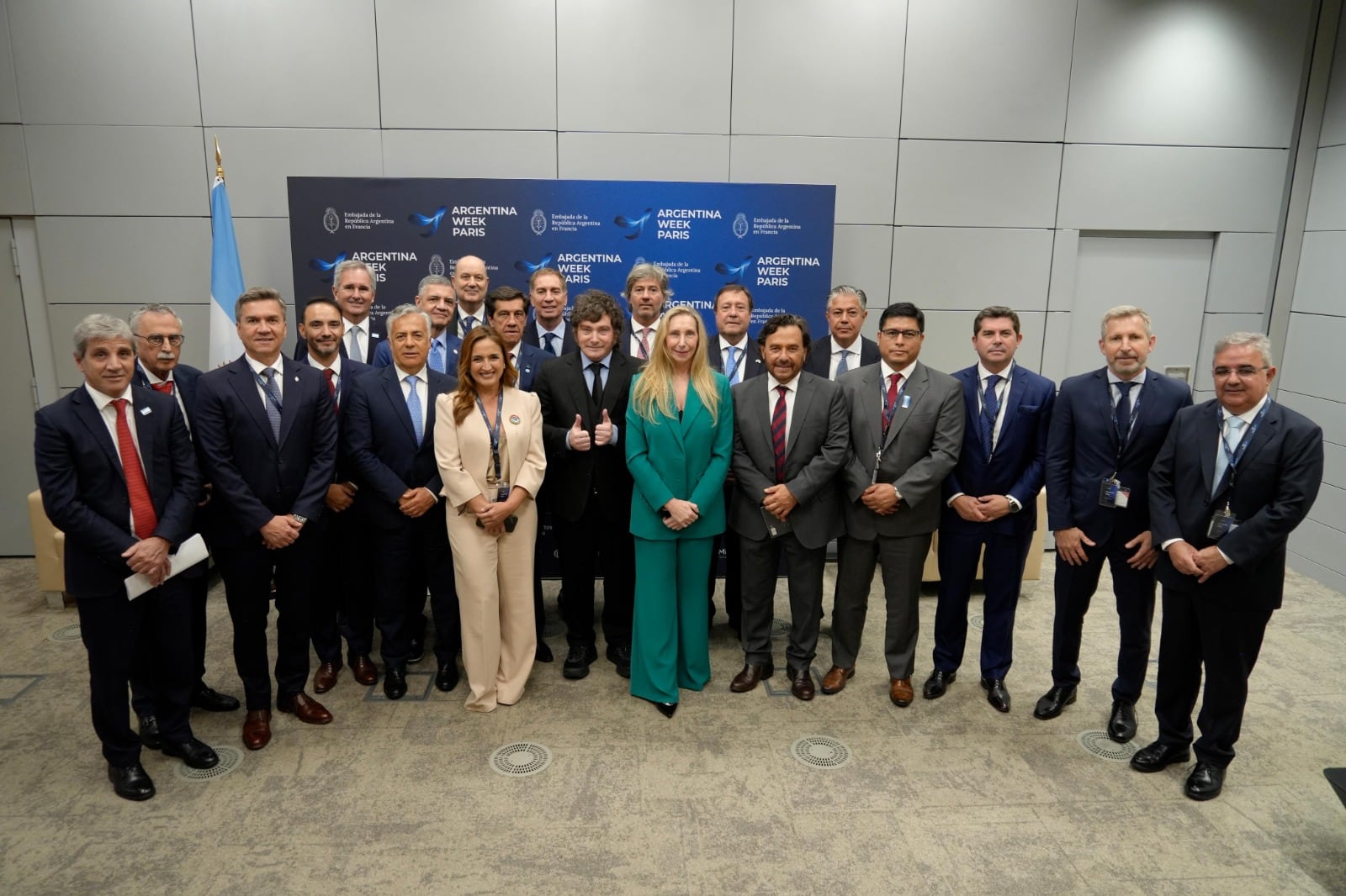 Milei y la secretaria general de la presidencia, Karina Milei con los gobernadores en París