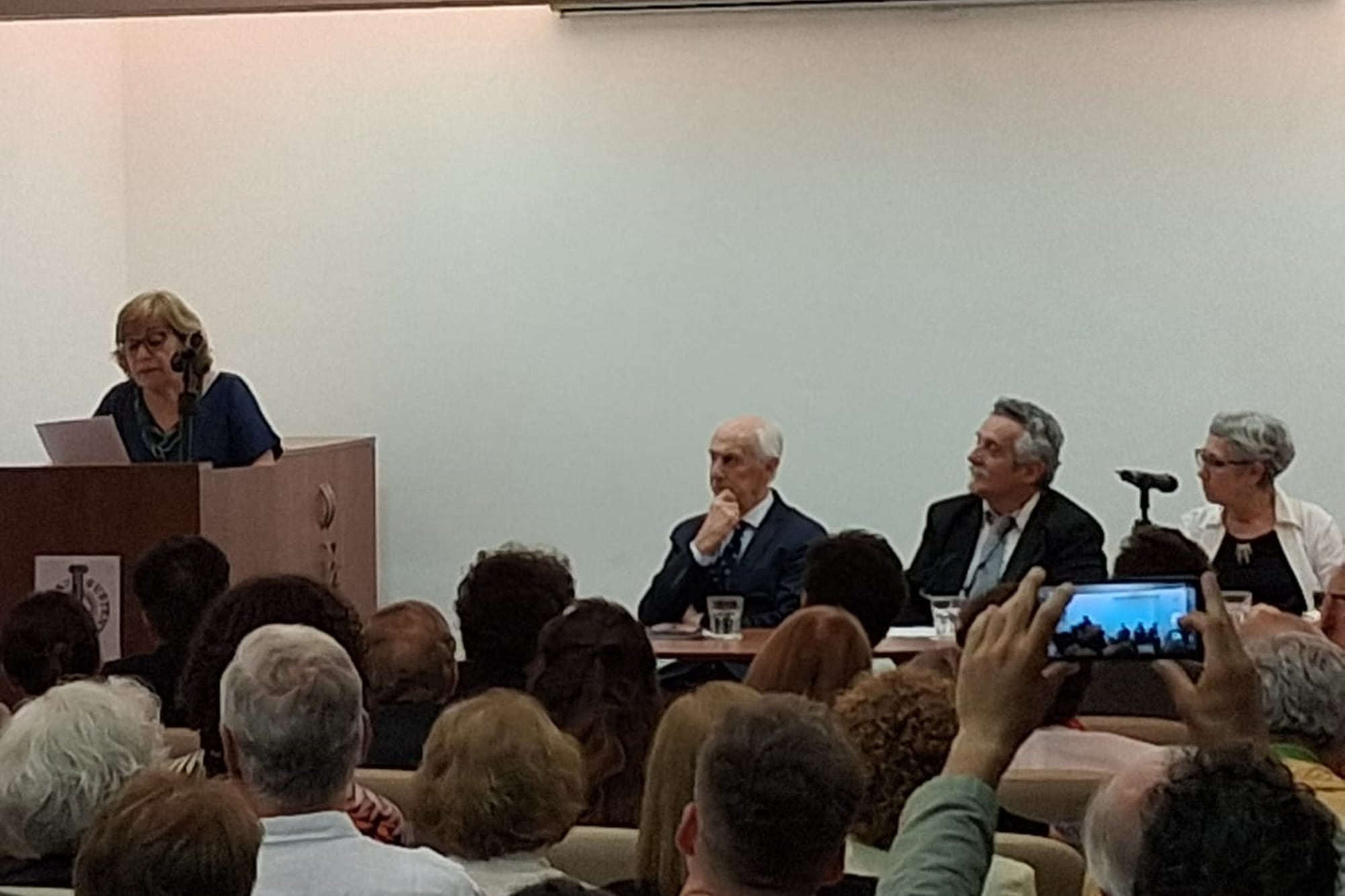 Por primera vez, la Academia Argentina de Letras distinguió a dramaturgos y a una lingüista