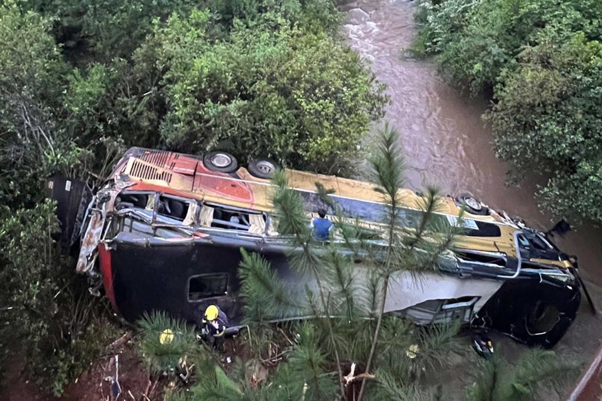Estaba borracho el automovilista que chocó contra un ómnibus en Misiones y provocó una tragedia 5 Tras el choque, el ómnibus de la empresa Sol del Norte cayó en el arroyo Yazá