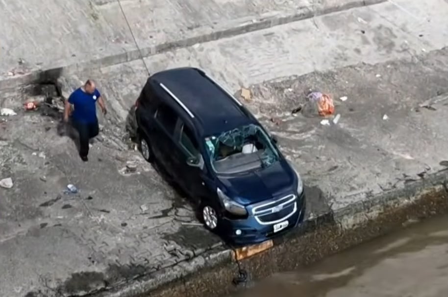 una camioneta cayó al Río de la Plata en la zona de la Costanera Norte, Ciudad de Buenos Aires