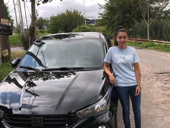 Candela Santa María con su auto nuevo, que pagaba con lo que recaudaba de varios trabajos