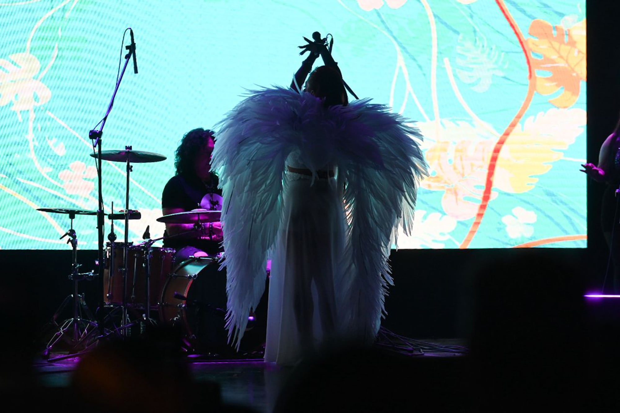 La artista lució un traje con alas de plumas