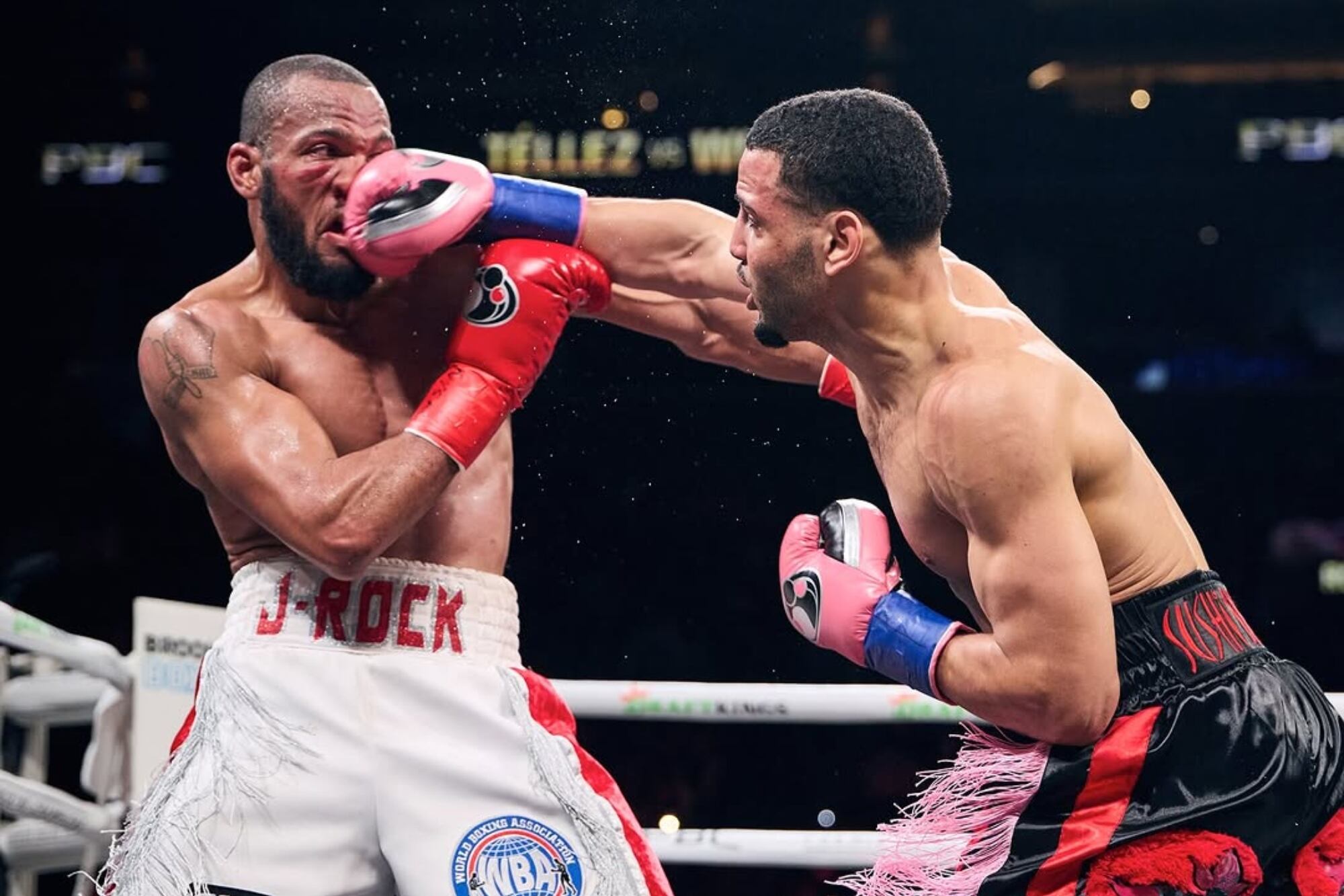 Yoenis Téllez conecta un golpe en el rostro de Williams