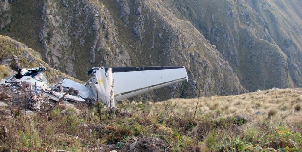 Cuando el avión despegó de San Luis, se topó con una fuerte tormenta, y los vientos lo desplomaron en el cerro (Foto: Archivo de la Oficina de Accidentes Aéreos)
