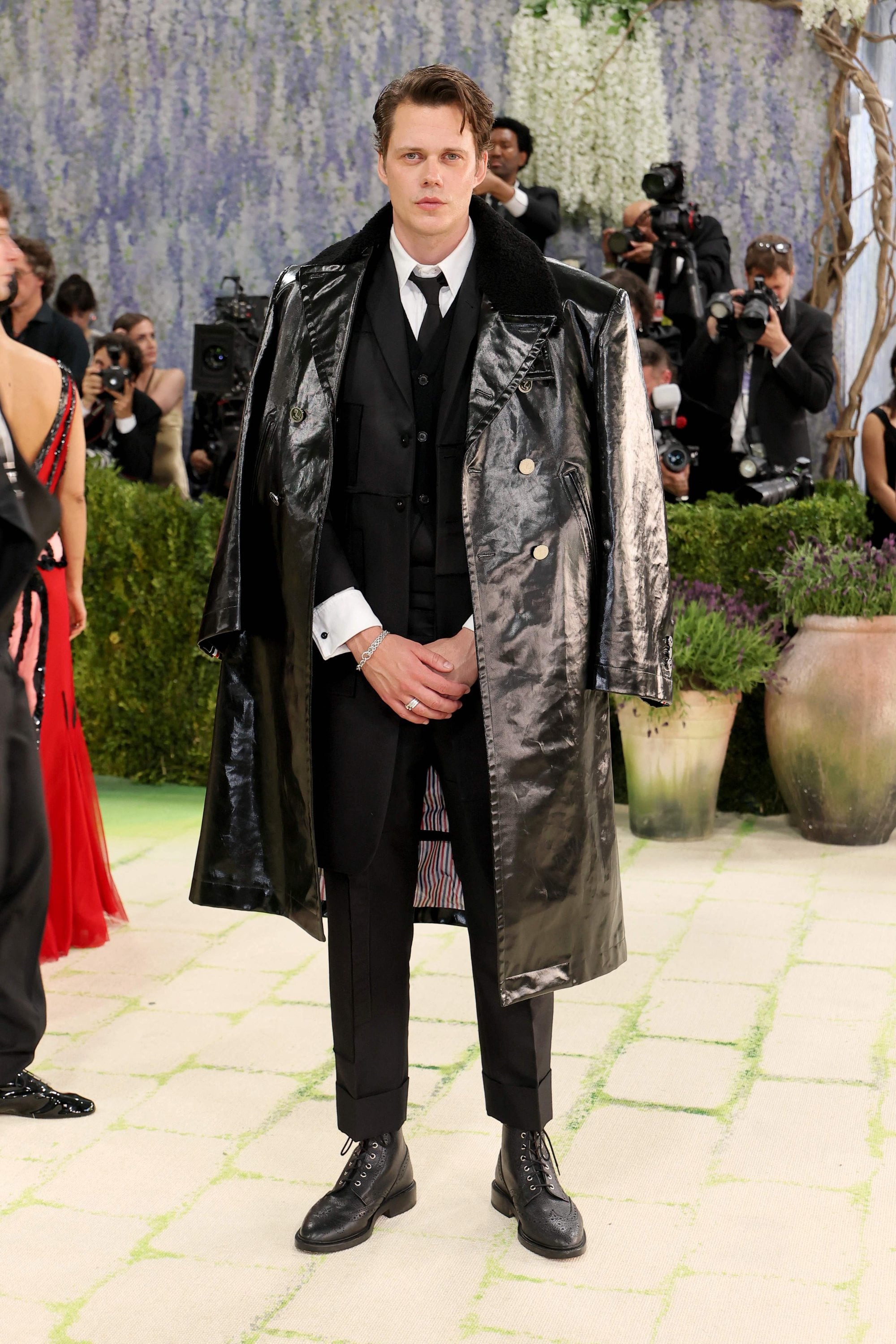 Bill Skarsgård con un outfit de Thom Browne. La chaqueta de cuero le dio un toque original a su look