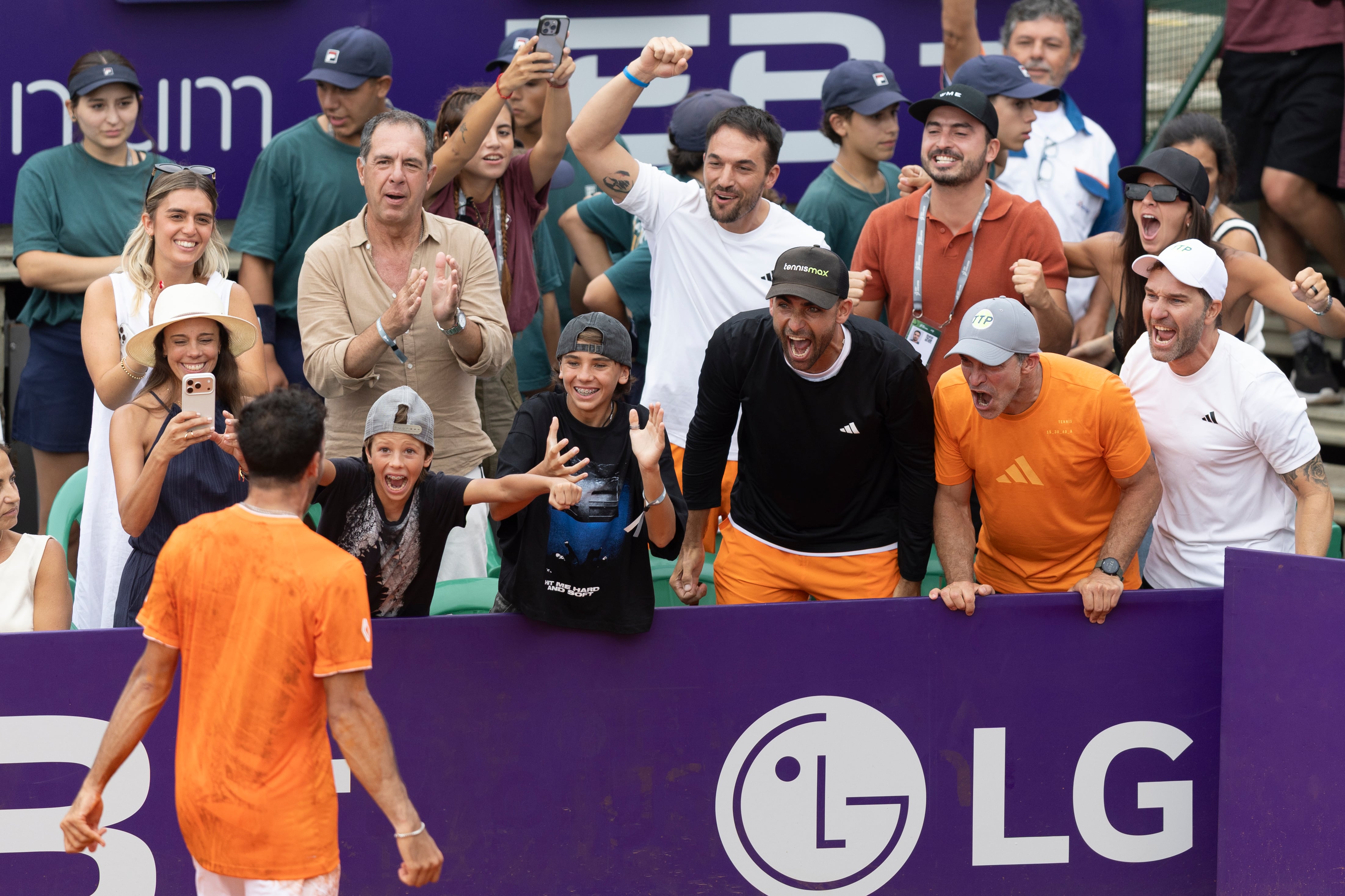 Cerúndolo rumbo al festejo con los integrantes de su equipo: de negro, eufórico, el entrenador Nicolás Pastor