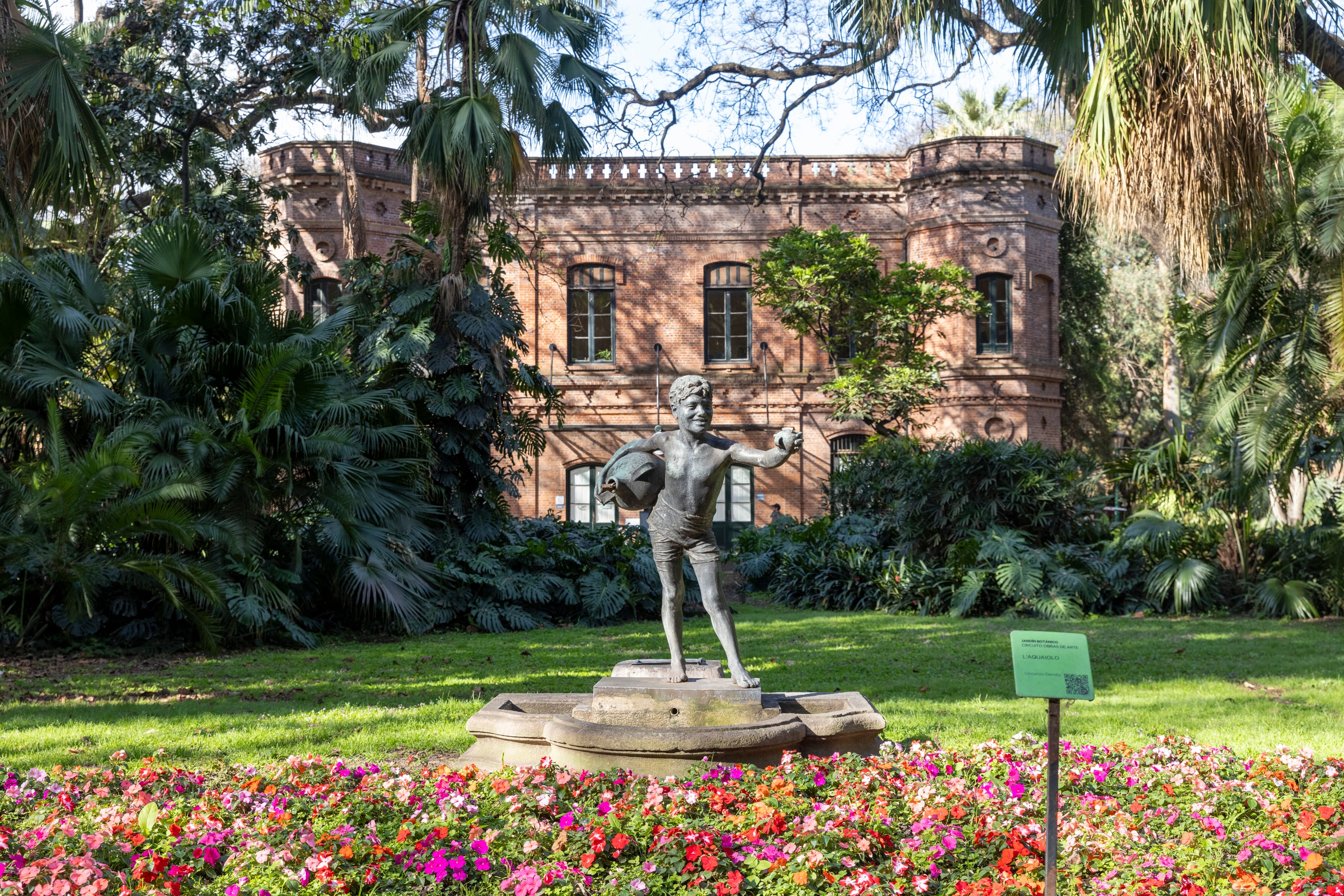 Se restauraron varias estatuas distribuidas en los jardines