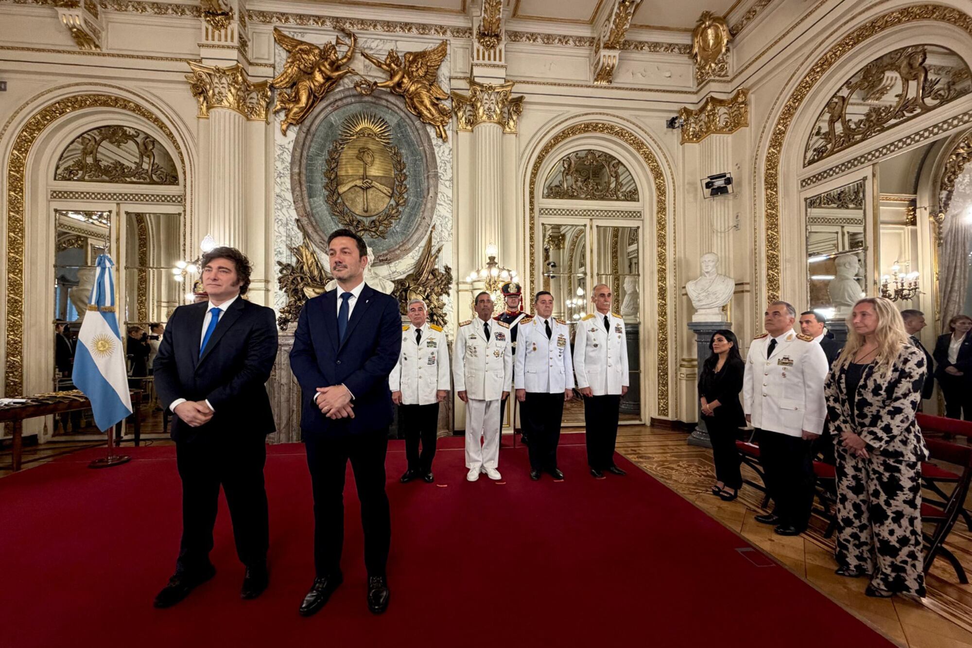 Javier Milei y Luis Petri participaron de la entrega de sables en el Salón Blanco de la Casa Rosada