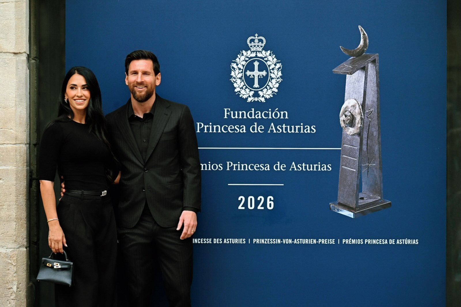 Tras llegar a la ciudad de Oviedo, la pareja posó para las cámaras frente a una multitud de fans que se acercaron a las inmediaciones del Hotel de la Reconquista (Foto: Instagram @antonelaroccuzzo)