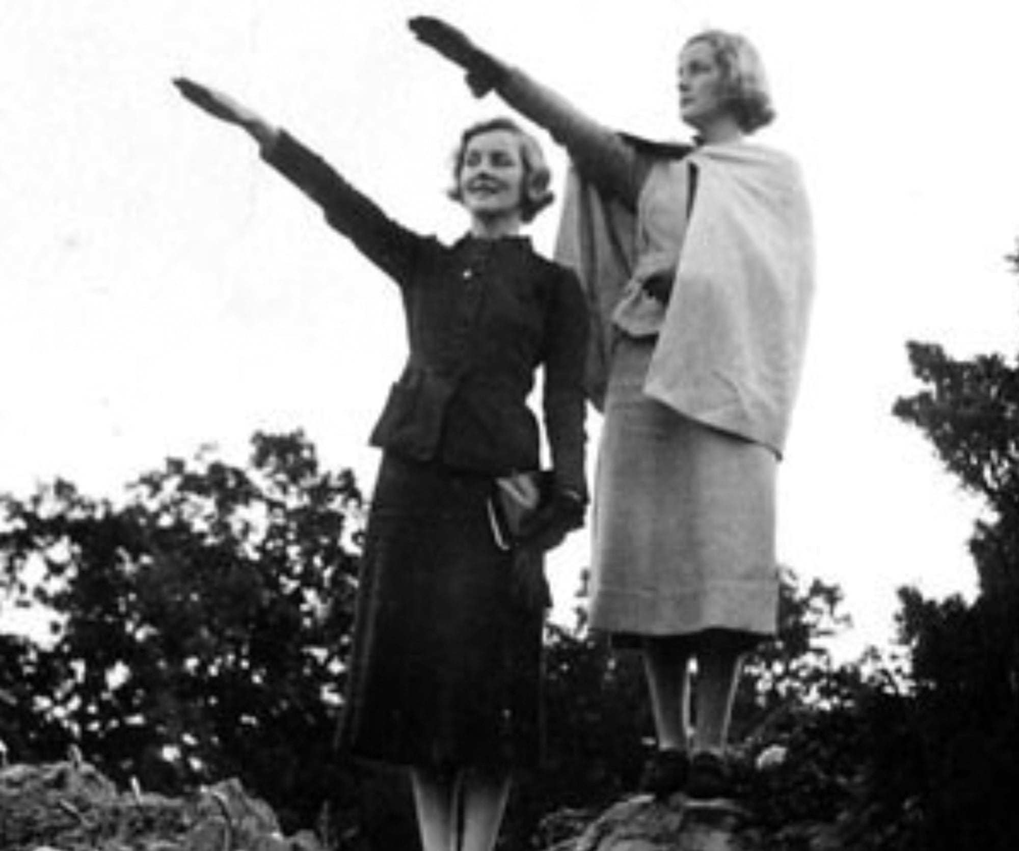 Diana Mitford y Unity posan realizando el saludo nazi
