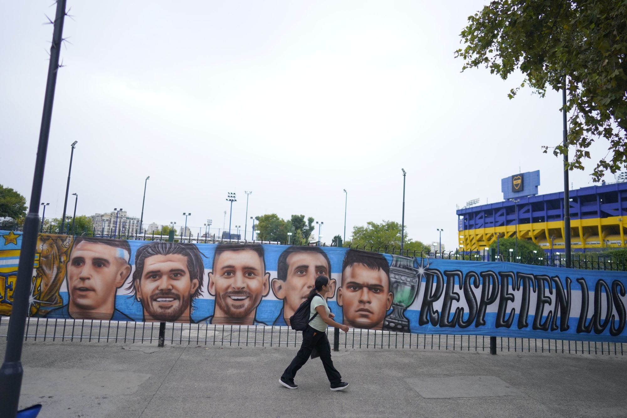 De a poco, los hinchas albicelestes se empiezan a acercar al bario de La Boca