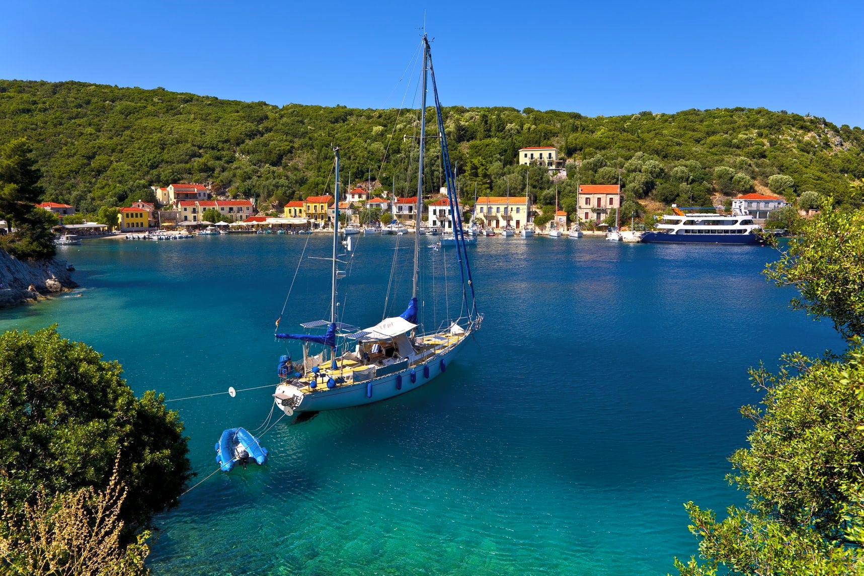 Vathi, capital de Ítaca, una bellísima bahía azul turquesa