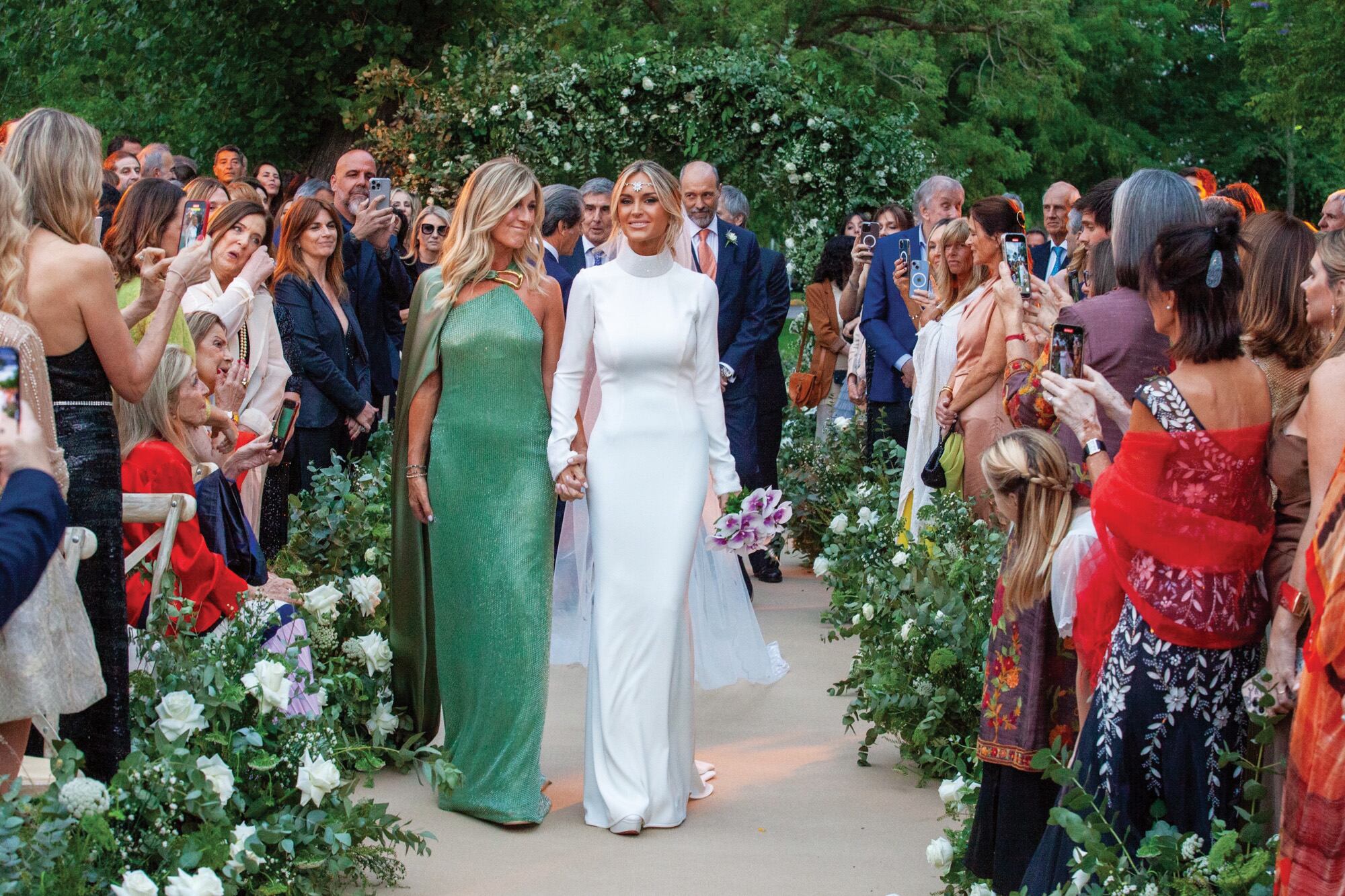 En el camino hacia el altar, rodeado por arreglos de Michelson Lagos a ambos lados, hubo aplausos y mucha emoción. Mariana Vasquez Ferro acompañó a su hija en el tramo final, donde esperaba Horacio.