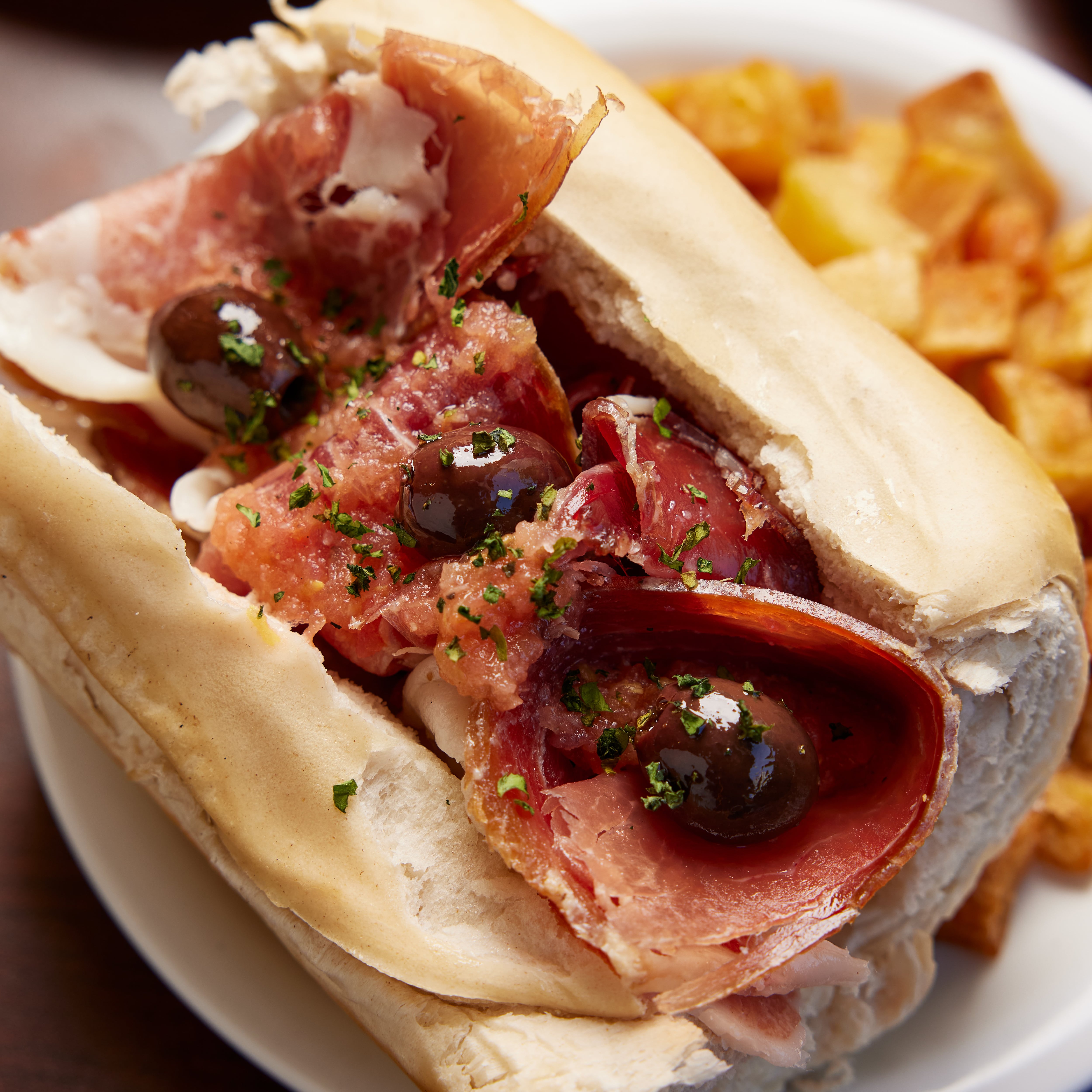 Sándwich de jamón crudo y aceitunas negras de la cantina A Coruña