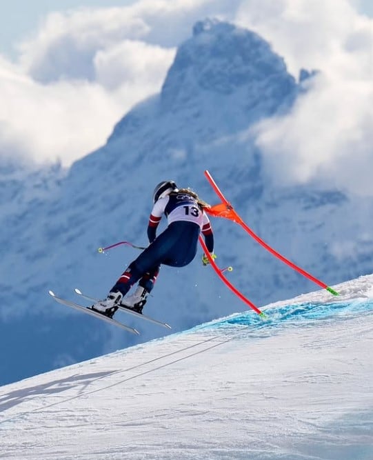 Vonn chocó con una de las banderas en su descenso