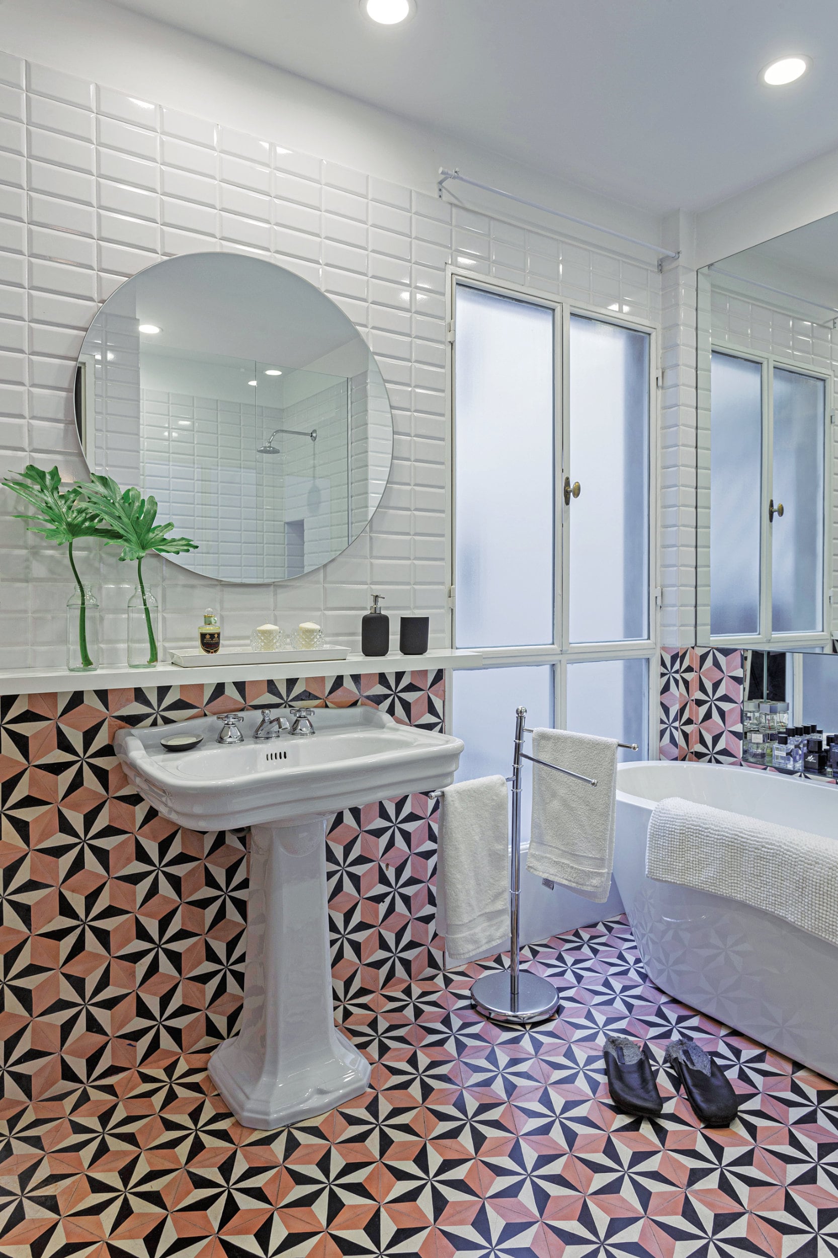 El baño tiene azulejos ‘Subway’ sin trabar, calcáreos de diseño geométrico (Arq. María Zunino), bacha vintage de loza y bañadera exenta.