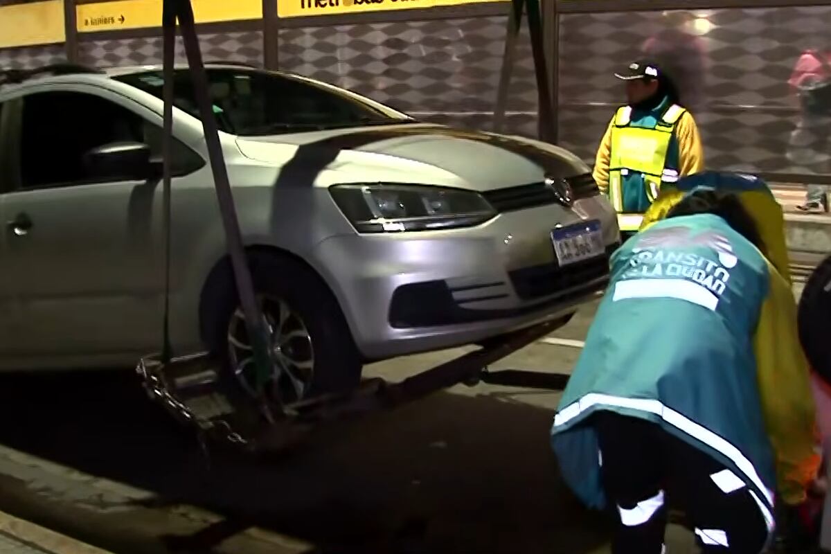 El auto fue remolcado por la grúa a las 7.23