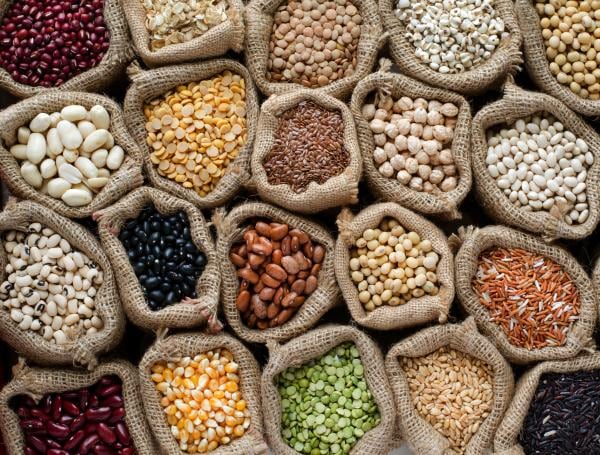 Remojar las legumbres y usar especias como comino o hinojo puede reducir su efecto gaseoso.