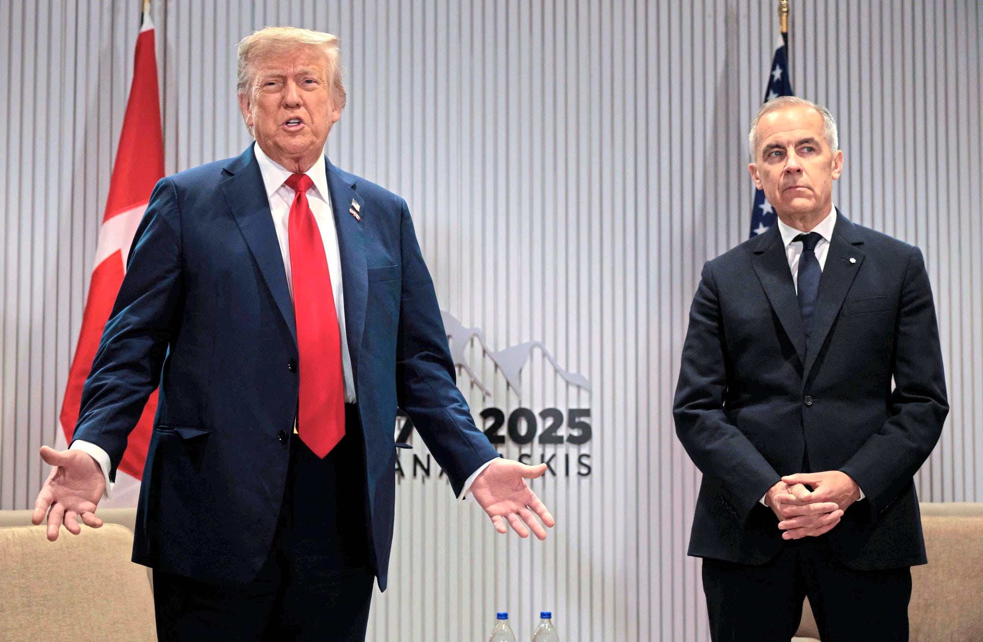 El presidente Donald Trump y el primer ministro canadiense, Mark Carney, en una reunión bilateral en Kananaskis, Alberta, en el marco de la cumbre del G-7.