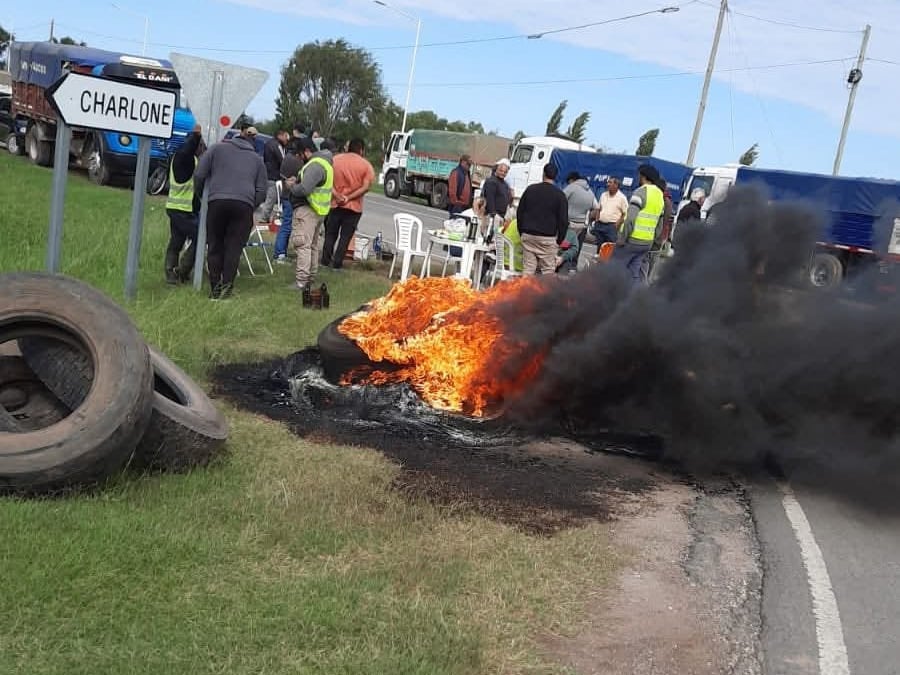 “Esto no da para más”: transportistas de granos cortan rutas en reclamo de una suba de tarifas