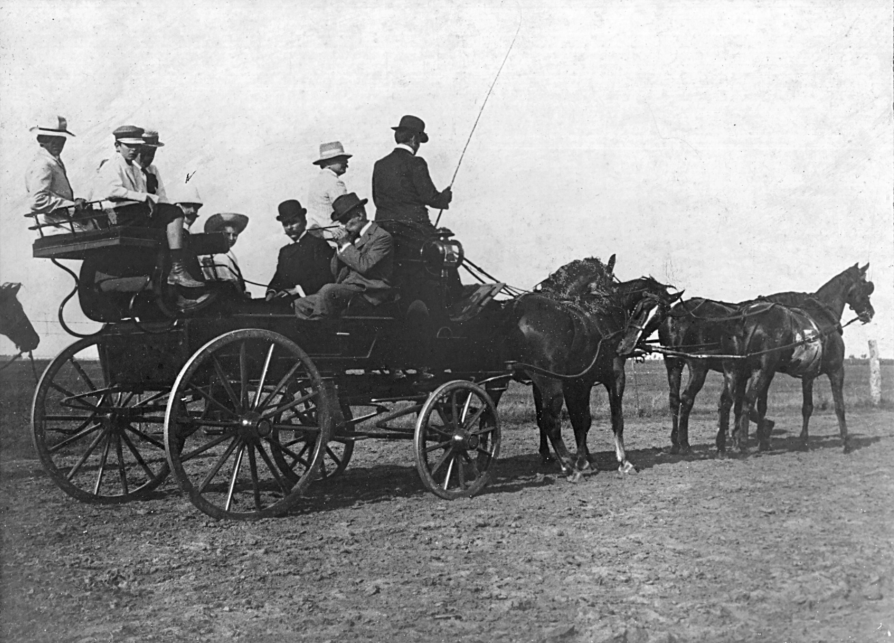 Los invitados llegados por el río eran recibidos en el muelle y llevados hasta el casco en este magnífico Break de chasse propiedad del Coronel Urquiza.