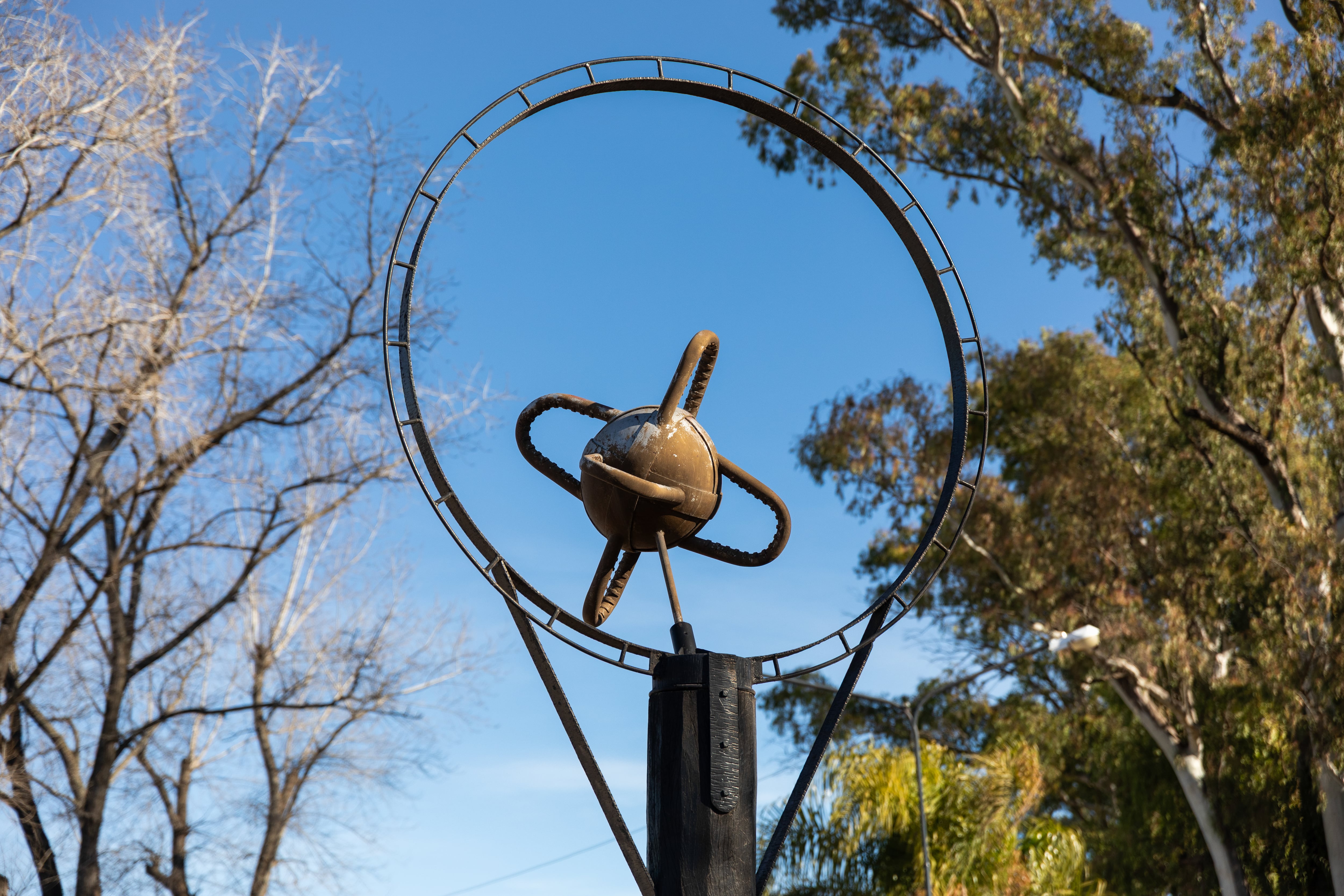 A una hora de la ciudad, el pueblo que fue cuna de un deporte criollo y es ideal para una escapada 13 Monumento al pato en la entrada del pueblo