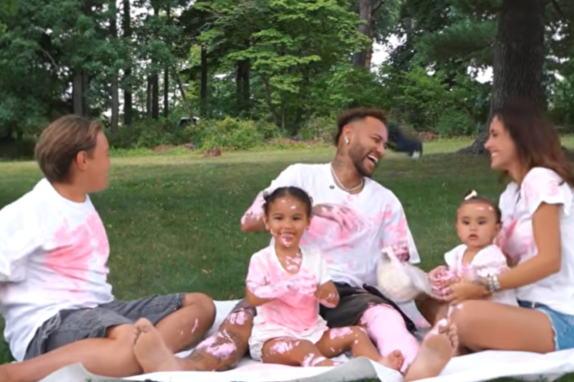 Con un dulce video en el que participaron Davi Lucca, el hijo mayor del futbolista, y Mavie y Mel, sus hijas en común, la pareja anunció que esperan a una niña (Foto: Captura de video)