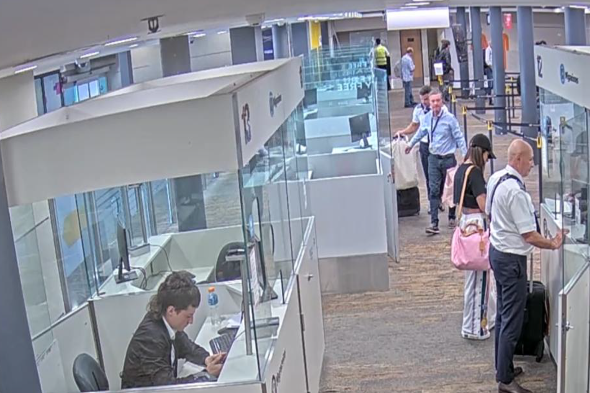 Arrieta y los tripulantes del vuelo hacen los trámites de Migraciones