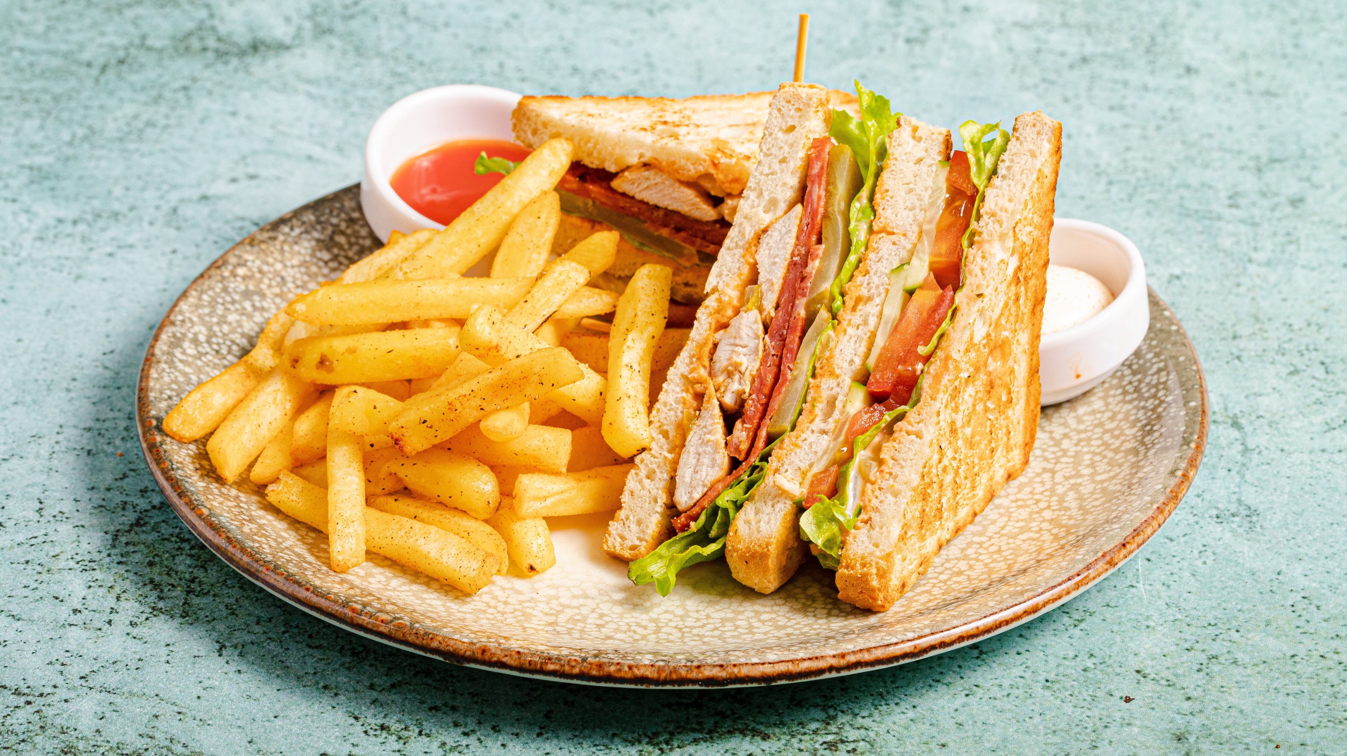 Un preparador se encarga principalmente de las ensaladas y los sandwiches
