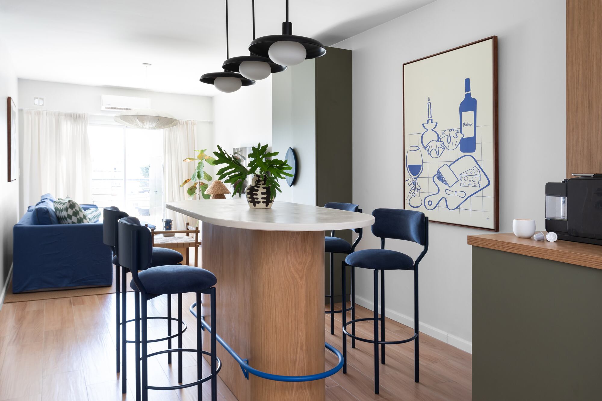 Un tres ambientes pensado alrededor del vino y los amigos