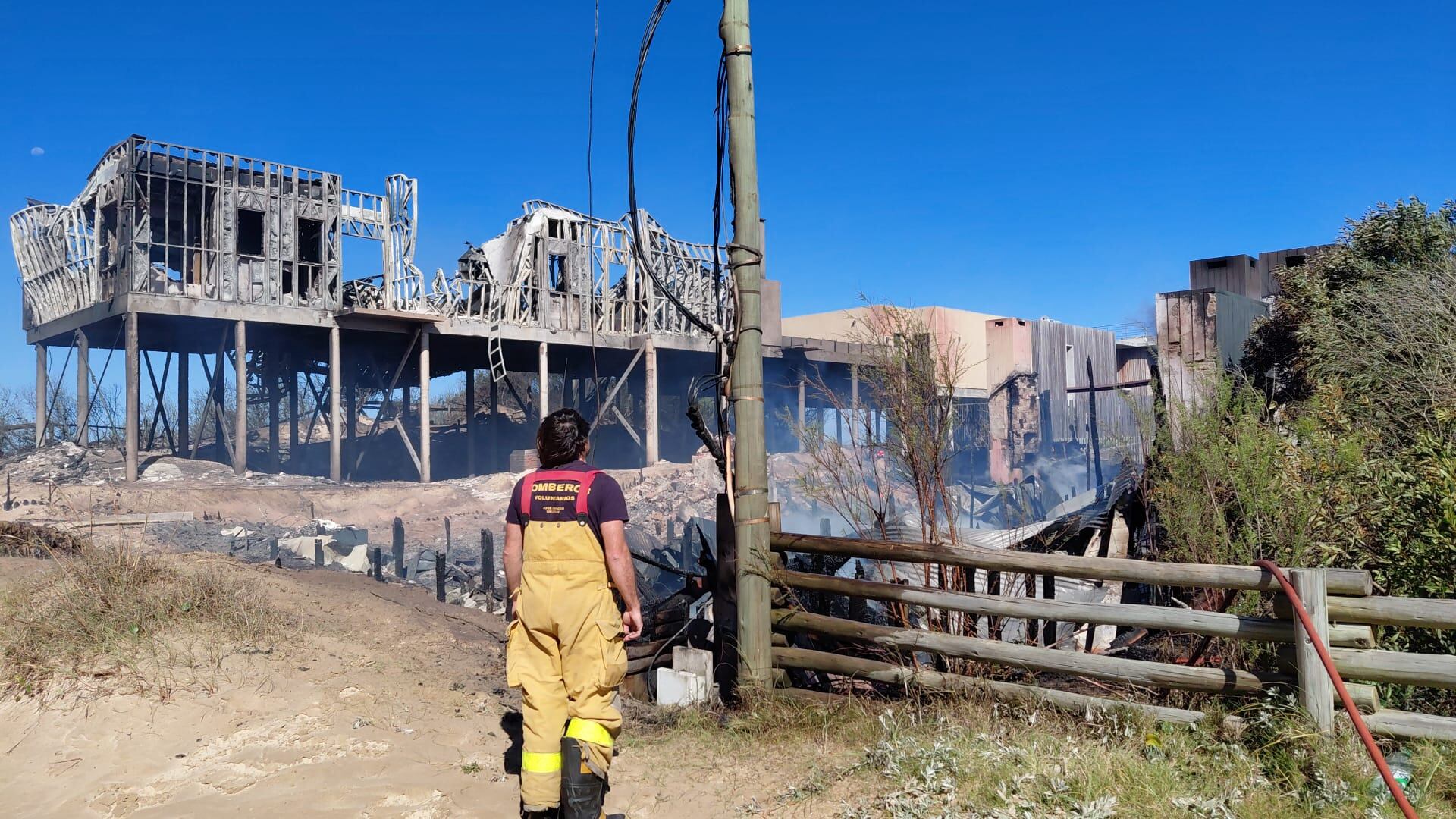 Las dos propiedades se encontraban desocupadas al momento del incendio y no hubo heridos