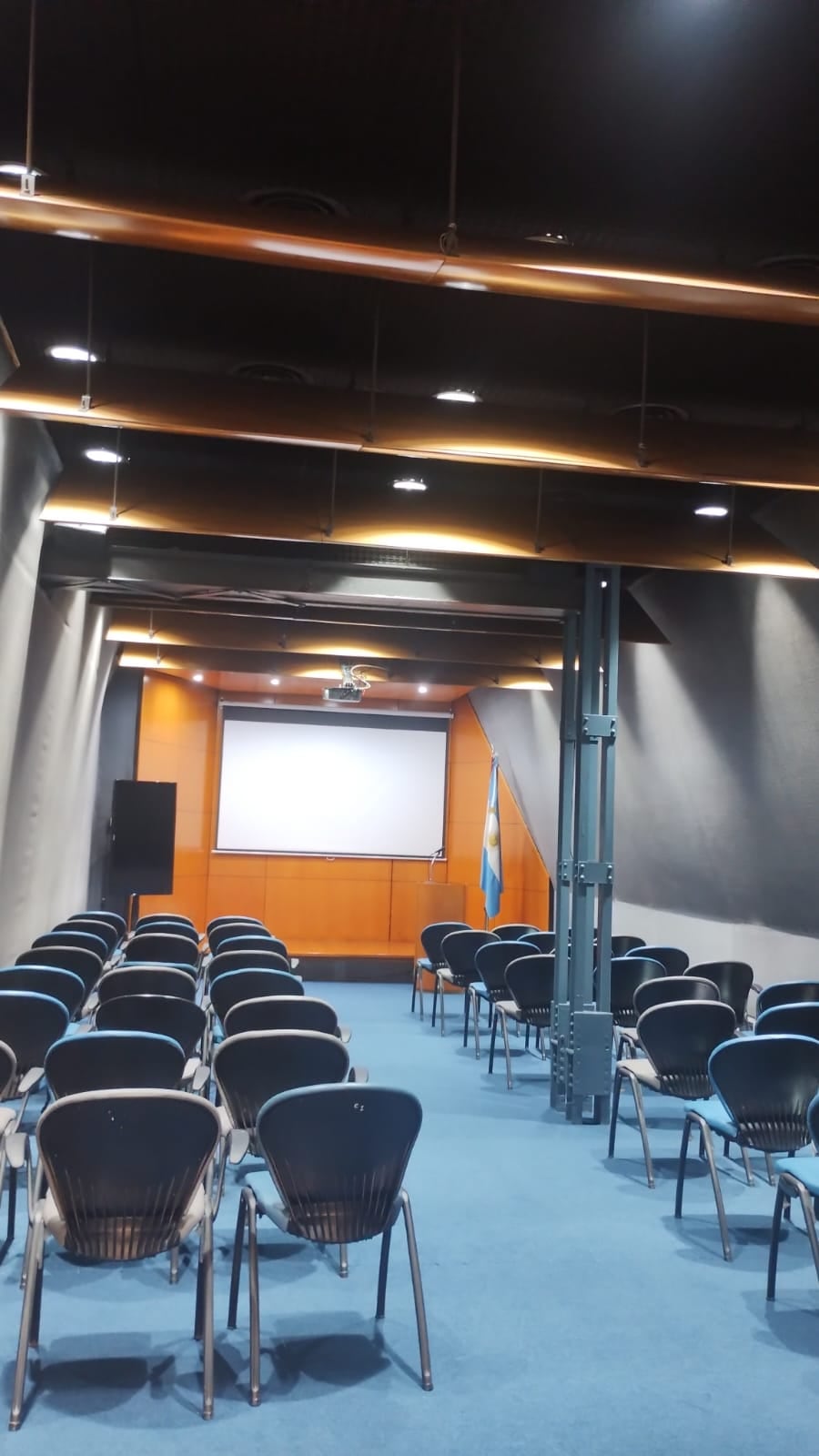 En la base de la cúpula funciona hoy un auditorio para 80 personas en el que todas las semanas se hacen reuniones científicas