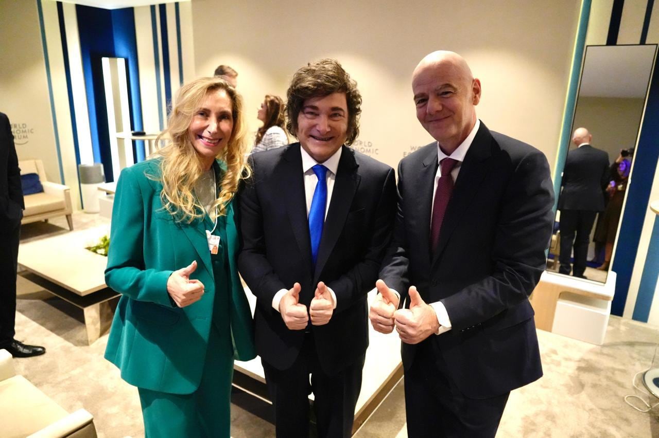 Javier y Karina Milei junto a Gianni Infantino.