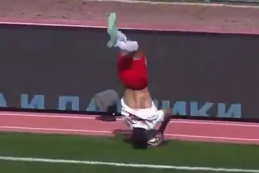 Otra locura del iraní Nader Mohammadi: saque lateral con mortal hacia adelante y gol para Spartak Kostroma